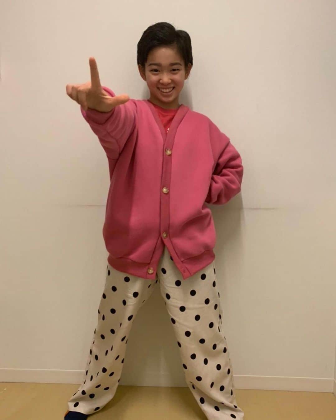 村山輝星のインスタグラム：「【出演情報】 日本テレビ「劇場版「名探偵コナン　黒鉄の魚影」公開記念！最新映画の謎を解け！黒鉄の魚館」に出演致します👓  2023年4月15日(土)16:30~17:00  衣装 👗 @greenlabelrelaxing_kids  是非チェックお願いいたします👀✨  #村山輝星 #劇団東俳 #Tプロジェクト #出演情報 #名探偵コナン #映画 #劇場版 #黒鉄の魚影 #公開記念 #特番」