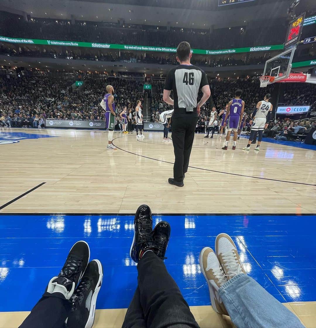 のインスタグラム：「Court side back in my old stomping ground with my dudes. @rayray_jr3 @youngwalk.4 @bucks @jumpman23 #milwaukee #lightitup #jaysonmyfeet」