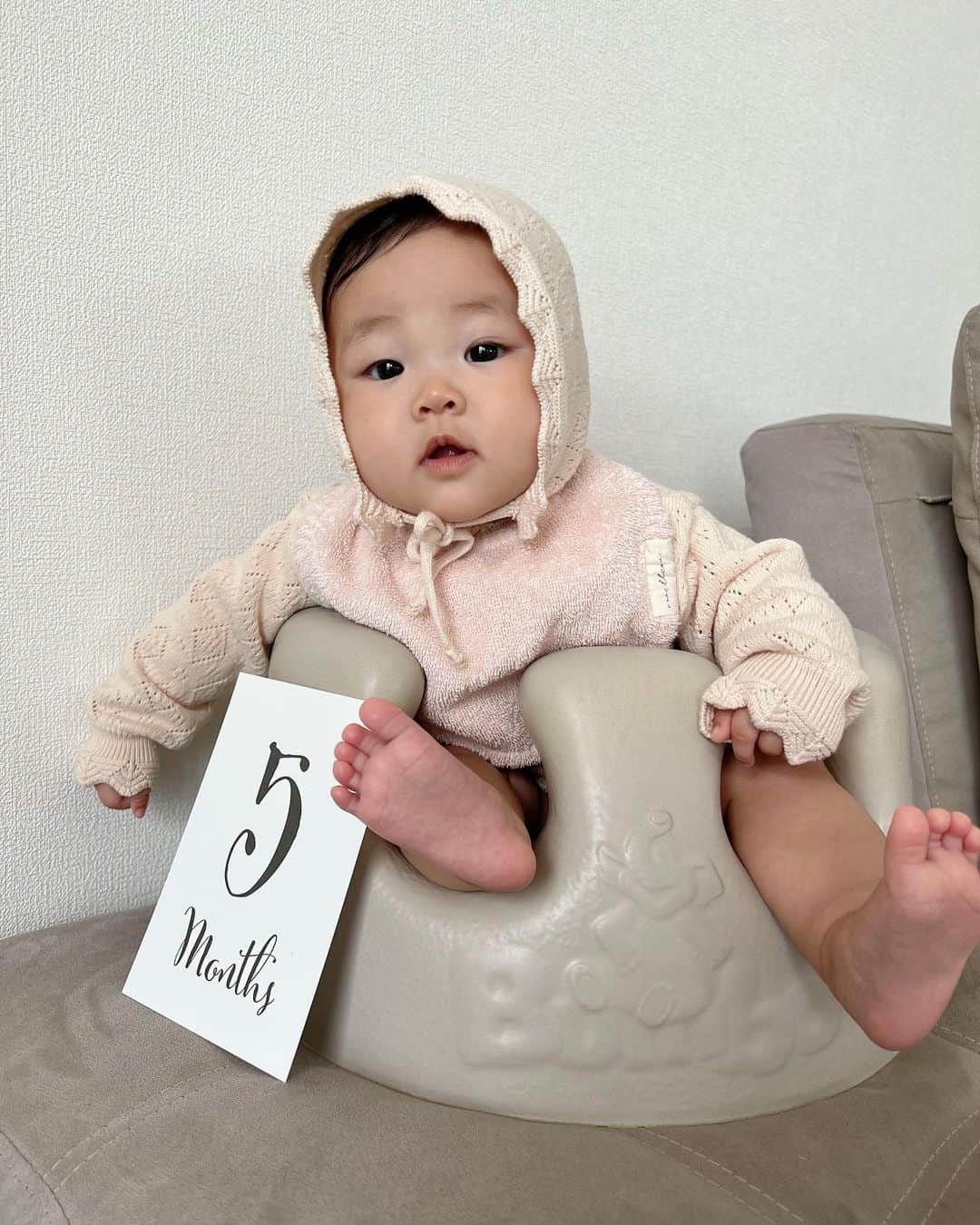 難波礼華のインスタグラム：「祝5か月♡4/6 毎日可愛くてだいすきだよー♡  離乳食も始まって哺乳瓶拒否の母乳祭りから解放される日が近づいてると思うと少し寂しいけど、3ヶ月始まってからおっぱい大好きっ子になって2時間くらいしか預けられなかったし夜中もお腹空いて起きる事が多かったからそこから解放されると思うとうれしい🥹✨ 日々成長を感じながら私自身も成長させてもらってます👶🏼 よく寝て、よく笑って手のかからない親孝行な娘です♡」