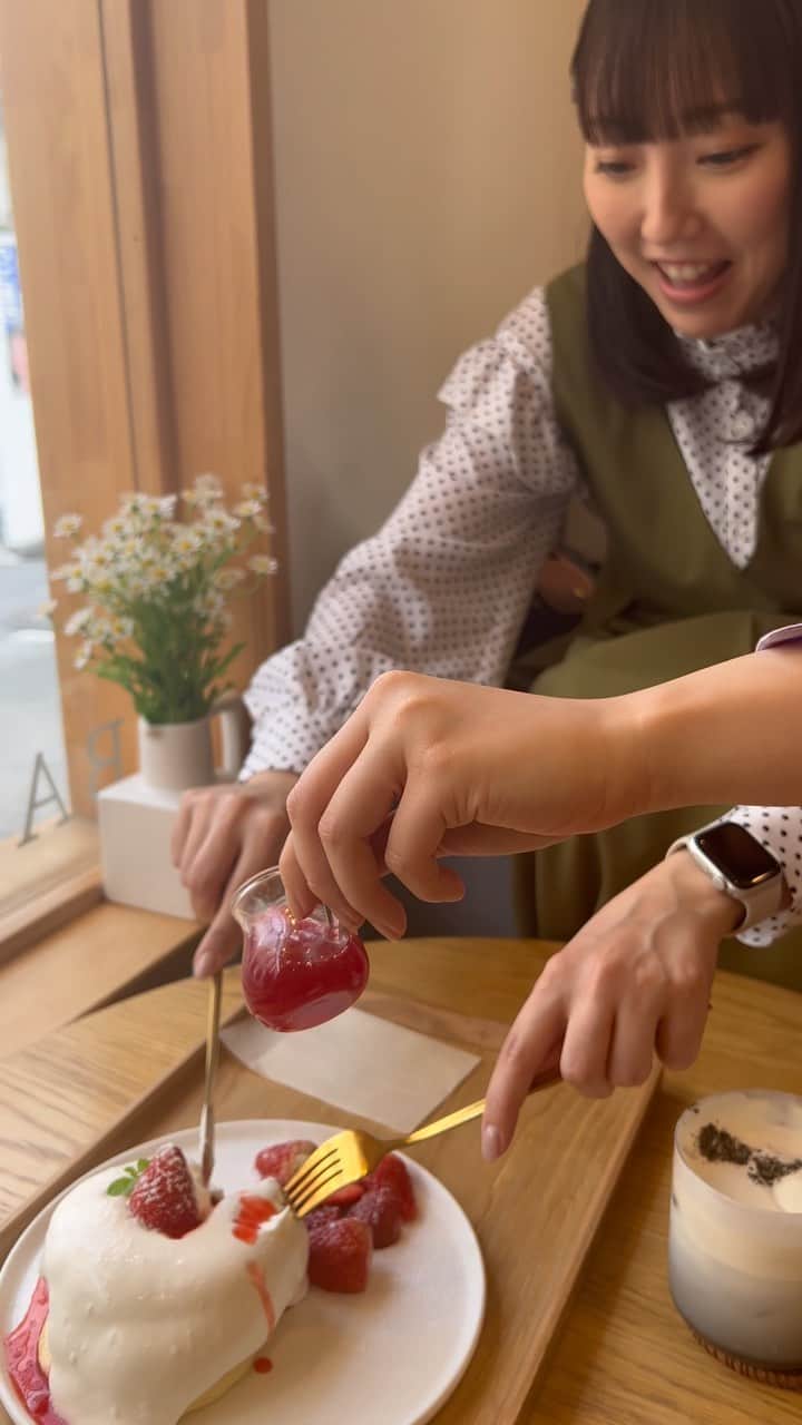 松崎博香のインスタグラム：「のんちゃんとしのちゃんとデート🪼  ここのカフェ店内も可愛いし 食べ物も美味しかったよ🫶🏻  #新大久保カフェ #新大久保カフェ巡り #新大久保 #instagood #instadaily #instalike #instagram #카페 #카페스타그램 #맞팔 #맞팔해요 #좋아요 #신오쿠보」