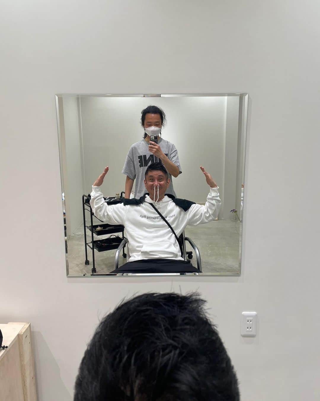 おたこぷーのインスタグラム：「都立大学駅から徒歩3分！ 403でカットしてもらいました。 僕の、わがまま頭蓋骨に対応したカットありがとうございます。 後頭部が東尋坊でお馴染みセクシーギャグ男優おたこぷーです。 #セクシー  #ギャグ  #男優  #老眼 #韓国」