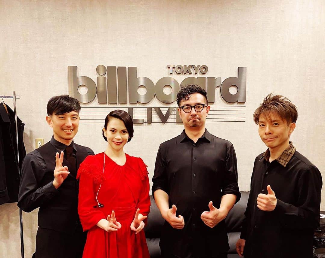 小柳ゆきのインスタグラム：「Billboard Live東京二日間お越し頂いた皆様有難うございました✨  昨日のドラムは山内陽一郎さん。 リハなしの2回公演というとんでもない状況の中、素晴らしすぎました…！！！ ありがとうございました😊  そして皆様の温かい拍手に導かれました… 最高に楽しかった素敵な時間を有難う🥺  お次は最後Billboard Live大阪！ 皆様にお会いできるのを楽しみにしてます🥂」