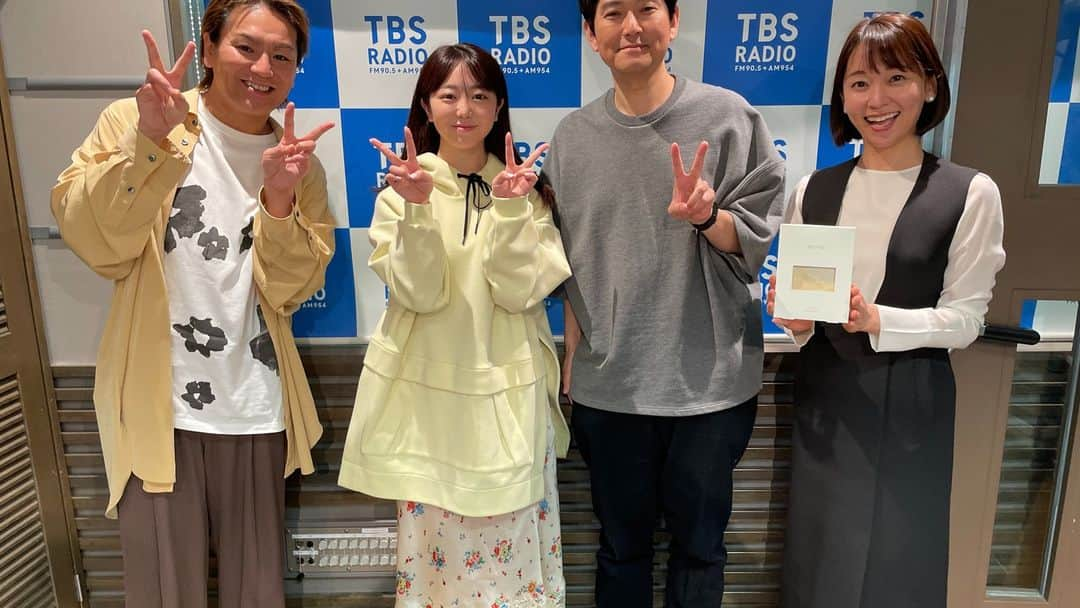 TBSラジオ「ナイツのちゃきちゃき大放送」さんのインスタグラム写真 - (TBSラジオ「ナイツのちゃきちゃき大放送」Instagram)「ナイツのちゃきちゃき大放送〜🎉  毎週土曜日朝9時からTBSラジオで生放送📻  塙さんはお子さんの入学式🌸のためお休み 狩野英孝さんと一緒にお送りしました🤗  9時台・常連さんにはやくみつるさん✈ １０時からは外山惠理のTOKYOちゃきちゃきリポート🐶 11時からのゲストコーナーには、峯岸みなみさん🎤 12時台には、エッセイ集「星屑物語」が間もなく発売されるパーパーのほしのディスコさんも🙌  radikoのタイムフリー！　ぜひお楽しみください👉 https://radiko.jp/share/?sid=TBS&t=20230408090000  #chaki954 #TBSラジオ #radiko #ナイツ #狩野英孝  #出水麻衣 #外山惠理 #やくみつる #峯岸みなみ #ほしのディスコ  #星屑物語  #塙さんはお休み」4月8日 12時36分 - knights_chakichaki