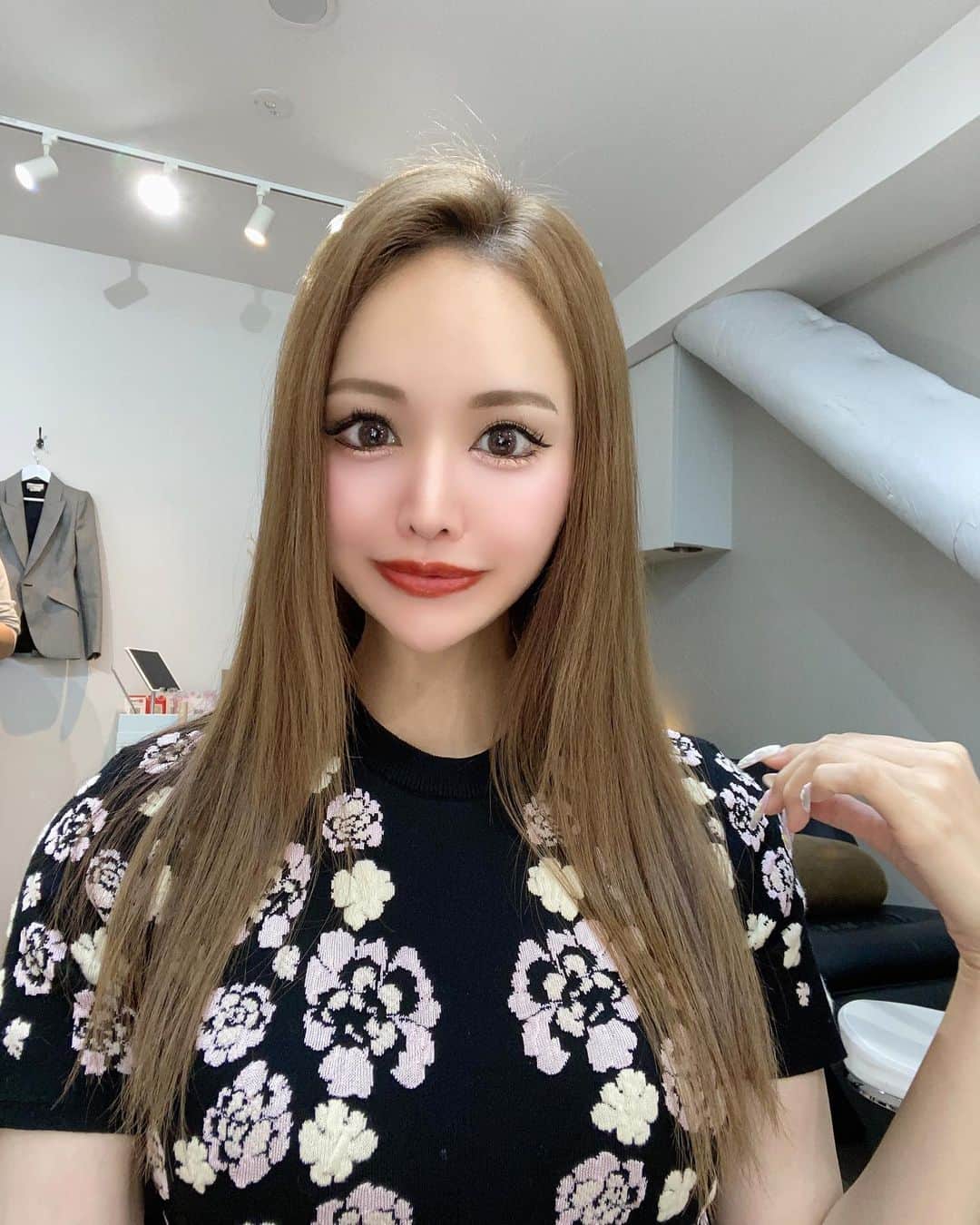 のインスタグラム：「サラサラ🥹💕3枚目の動画見てほしい😹🫶  髪の毛が太くしてしっかりしてる人なら当たり前のことかもしれないけど、 猫っ毛にとってこのサラッサラ感は本当に夢で🥺💕 芯のない髪の毛代表として生きてきたけど、 @rr.salonginza の幹細胞トリートメントをやり始めて 髪の毛に芯を感じる…😭💕💕💕  寝起きそのままでも髪の毛まとまるようになったよ😸✨  @kv_amn29 さんのおかげだ😭💙  . #rrsalon #幹細胞トリートメント」