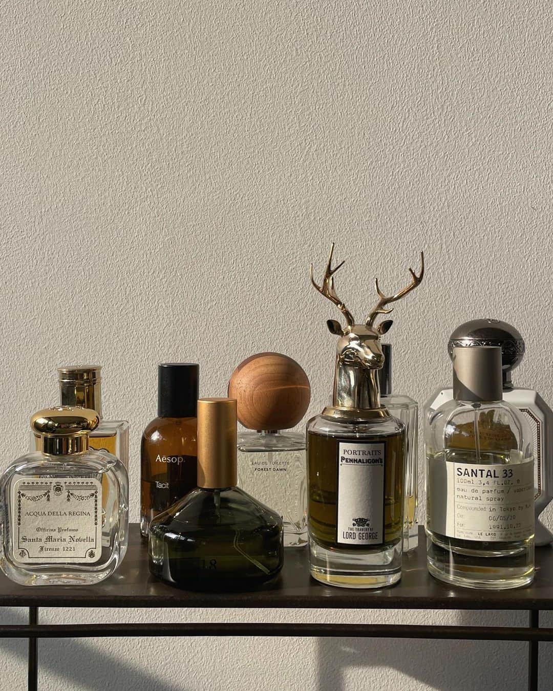 大澤実音穂さんのインスタグラム写真 - (大澤実音穂Instagram)「香りが本当に好き。どんなものが配合されているのか、一つ一つ調べて香りを探しながら嗅ぐのが楽しい。気分で選んでみたり、大事な時はこれ！って決めているものもあったりします。🦕🌐  @osaji__ の ワイルドローズコレクションは、ノイバラの香りを取り入れた3種類の香水。マンダリンやグレープフルーツの爽やかさと、シダーウッドやサンダルウッドの深みのある温かさが感じられるNo.18が好きでした。🥀おばあちゃんがバラの香水をつけていたので、バラはおばあちゃんを思い出す香り。懐かしくて優しい気持ちになる。  発表会では、香りを纏ったダンサーの皆さんがそれぞれの香りを表現したパフォーマンスをされていて、とても素敵でした。香りそのものが踊ってるみたいだった…！🌹➰  #osaji #mineho_cosme」4月8日 12時50分 - ______mineho