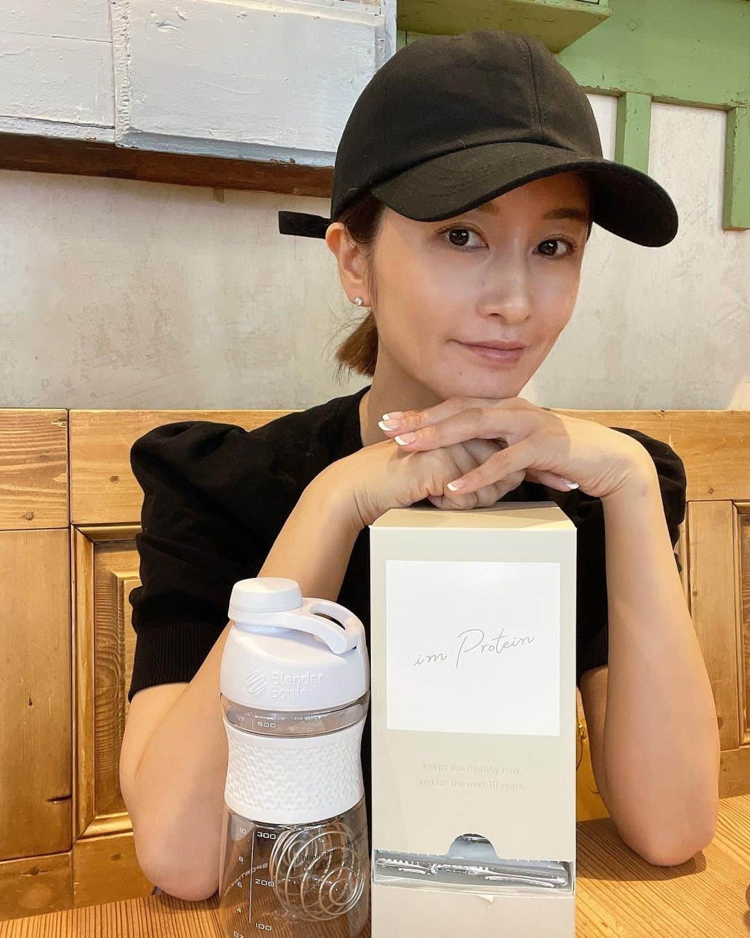 KAORI.OMURA 大村香織さんのインスタグラム写真 - (KAORI.OMURA 大村香織Instagram)「プロティン 初めて飲んだのは26歳の時 バニラ味だったかな？💦  先月にランチ会で 学びながら、おすすめいただいた @improtein_official は 身体に優しいお味で 粉も溶けやすく 飲みやすい✨  ・グラスフェッドミルク100％ 使用の良質なたんぱく質  ・人工甘味料や砂糖に 頼らない自然な風味  …無知だった26歳の 私に教えてあげたいな  とランチ会の 帰り道にフト思った🤔  知って選ぶという選択肢は とても大切な事  美容にも腸活にも良きなので 毎朝飲むようにしています  飲む物が増えてきた40代 厳選して選んでいきたい  #アイムプロテイン #プロテイン #グラスフェッド #健康#美容#美容好き#健康維持 #アラフォー美容」4月8日 12時43分 - kaori.omura