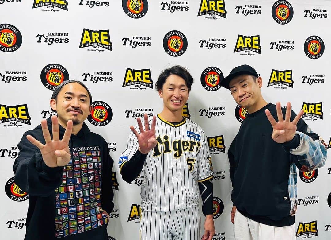 Keen（C&K）のインスタグラム：「阪神開幕戦での歌唱  とても心地よかった  タイガースファンの皆さんが暖かくて、感動しました！  そして勝って良かったです😭  素晴らしいシーズンになりますように😎🔥🐯」
