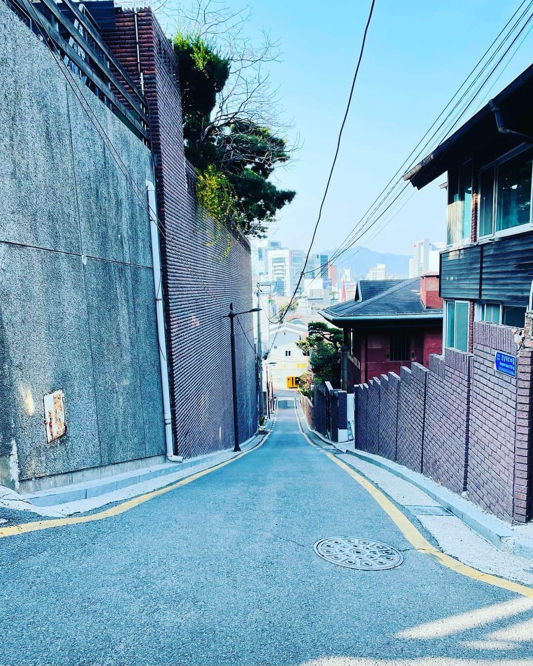 大抜卓人さんのインスタグラム写真 - (大抜卓人Instagram)「#southkorea   燃油サーチャージが 少し落ち着いたので韓国へ。 夕方到着🛫 翌朝帰国🛬の14時間滞在。 映画「パラサイト」に出てきそうな 高級住宅地を早朝散歩。  江南区の坂道は かなりの急勾配で いい運動と ユニークな観光に。  #韓国  #韓国旅行」4月8日 12時49分 - takutoonuki
