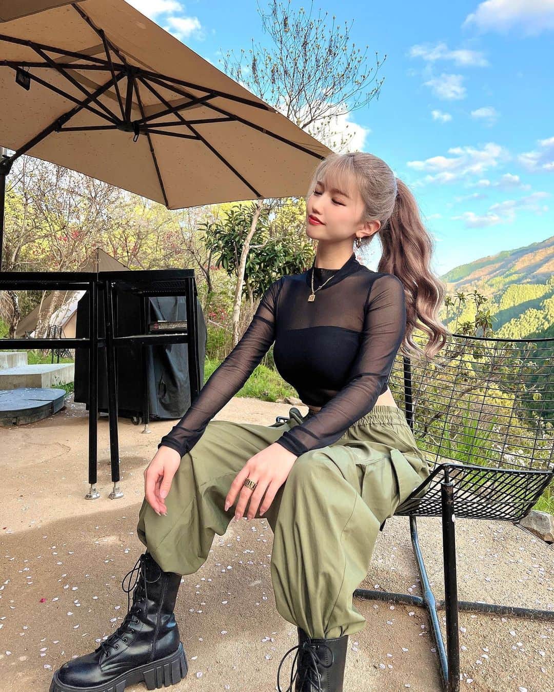 きこのインスタグラム：「@theateronetokyo ⛰ 大自然のパワーーーーァァ  東京雄一の村にあるグランピング 誰もいない大自然の中でなにも気にせず大画面で 好きな映像見れるの最高すぎタ🐥💛 . . . #りなもはづもありがとう #笑いすぎた #theater1」