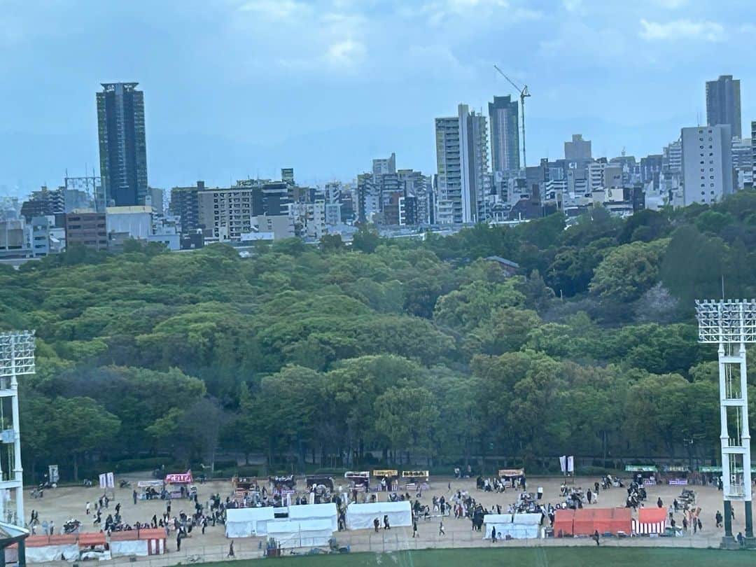 牧野誠三さんのインスタグラム写真 - (牧野誠三Instagram)「この春最後の🌸花見ですね！シートを敷き、お弁当を広げる光景が見えていました。 新緑に、散る桜。季節の移ろいを見せてくれています。 大阪城公園太陽の広場は‥‥なんだろ？屋台などテント? 何かイベントやってますねー。 新学期、入学式、春を愛でる人々の姿を見て、よし！がんばろーと思います。 選挙も🗳️行くぞー！ #大阪城公園 #太陽の広場 #花見客 #桜の下 #お弁当 #ytv元アナウンサー #元読売テレビ #牧野誠三」4月8日 12時50分 - makino_seizo_freeter