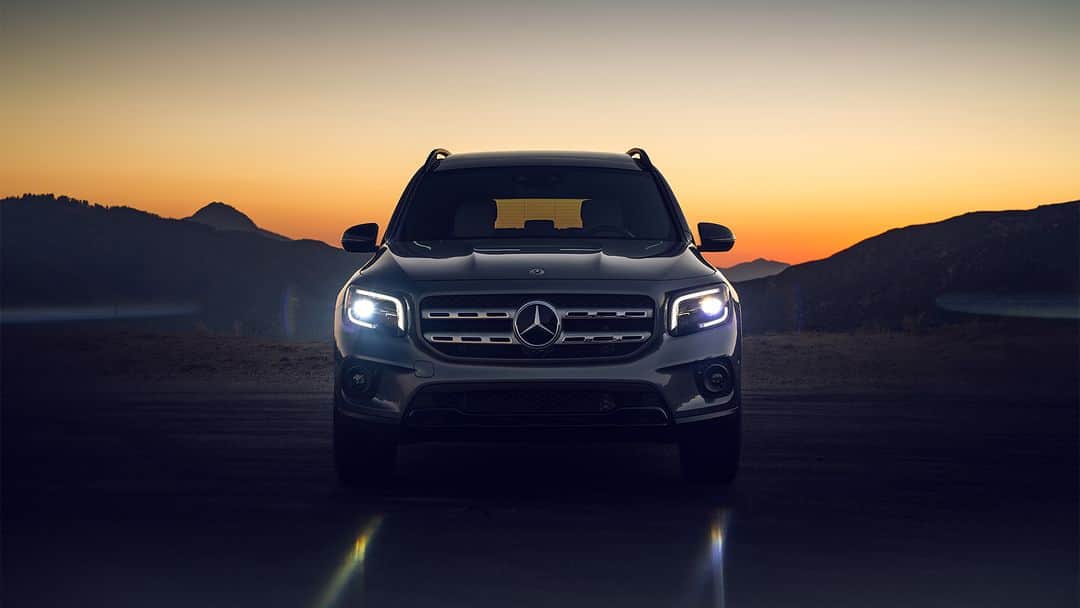 のインスタグラム：「สัมผัสโลกกว้างได้ในทุกวันกับ Mercedes-Benz GLB รถยนต์อเนกประสงค์สุดแกร่ง ที่มาพร้อมไฟหน้าแบบ LED High Performance และ ไฟเลี้ยวที่กระจกมองข้าง ไฟเบรก และไฟท้ายแบบ LED ที่ช่วยมอบแสงสว่างและเพิ่มความปลอดภัยให้กับคุณทุกขณะการขับขี่  *อุปกรณ์บางส่วนในภาพอาจแตกต่างจากที่จำหน่ายจริง โปรดตรวจสอบรายการอุปกรณ์ของรถยนต์แต่ละรุ่นที่ผู้จำหน่ายฯ อย่างเป็นทางการทั่วประเทศ​​  📷 Lisa Linke Photography for #MBphotopass via Mercedes-Benz USA  #GLB #SUV #MercedesBenz #MercedesBenzThailand」