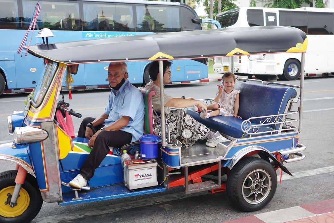 アン・カーティスのインスタグラム：「Tuk-Tuk, who’s there? 🇹🇭 Welcome to Thailand, Dahlia!」