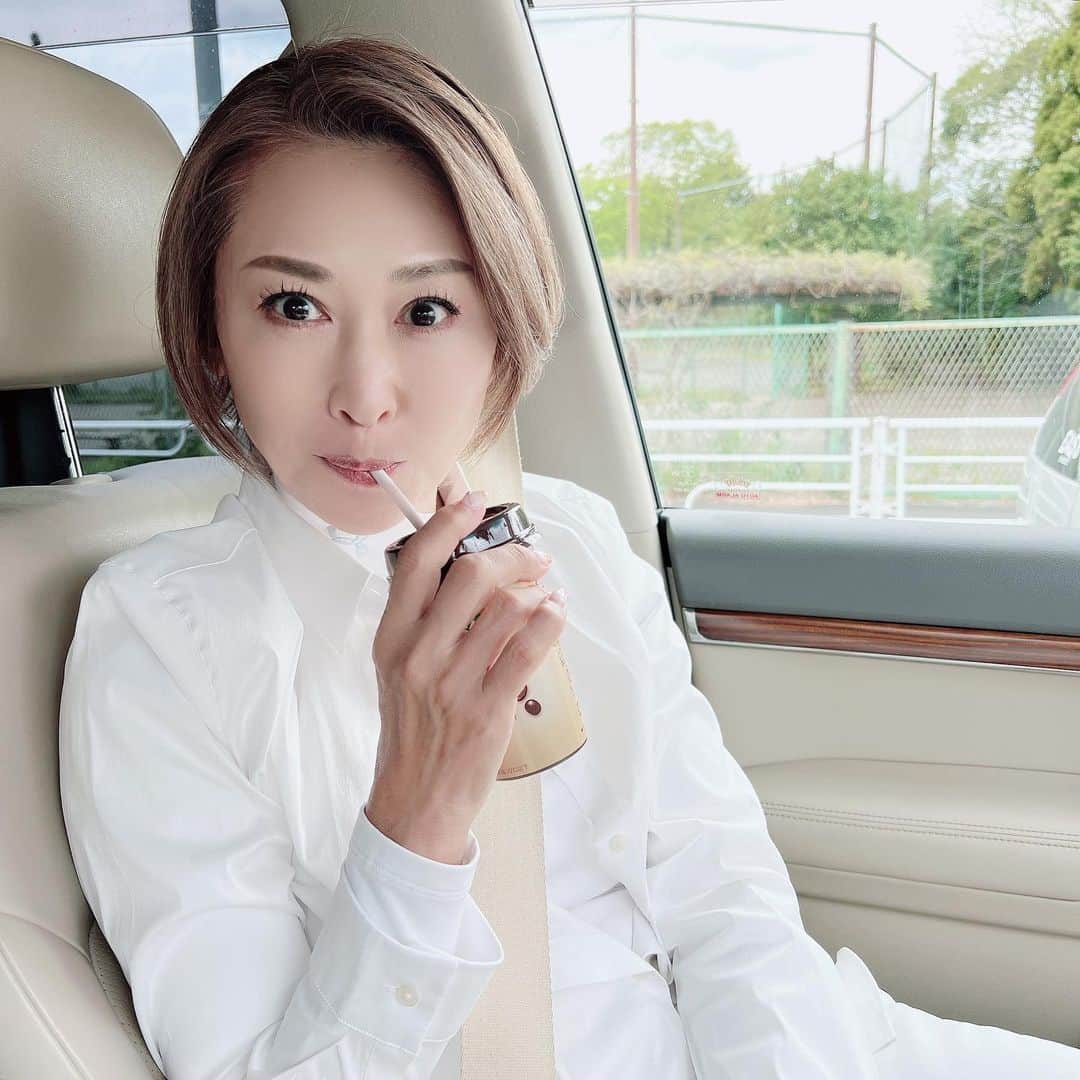 のインスタグラム：「またもや車中で。つかの間の休息。カフェラテ。」