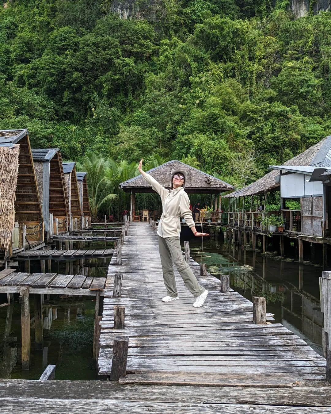 ラライン・シャーさんのインスタグラム写真 - (ラライン・シャーInstagram)「Pemandangan yang indah yang megharuskan kita se tim jalan Dari Makassar jam 3 pagi. Walaupun merasa letih karena baru turun dari pendakian intense, terobati dengan sunrise yang menakjubkan dan kebersamaan. Bang @leezhelong juga semangat buat konten dan men direct bolak balik jalan.   #kenanganindah #turislokal #alam #traveling #maret2023 #latepost #indonesia #indonesiaindah」4月8日 13時14分 - ralineshah