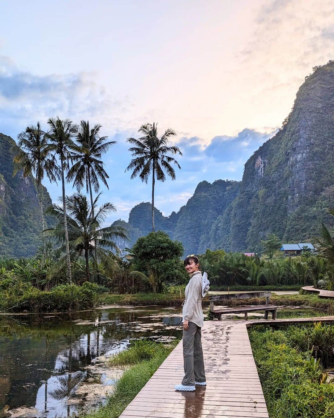 ラライン・シャーのインスタグラム：「Pemandangan yang indah yang megharuskan kita se tim jalan Dari Makassar jam 3 pagi. Walaupun merasa letih karena baru turun dari pendakian intense, terobati dengan sunrise yang menakjubkan dan kebersamaan. Bang @leezhelong juga semangat buat konten dan men direct bolak balik jalan.   #kenanganindah #turislokal #alam #traveling #maret2023 #latepost #indonesia #indonesiaindah」