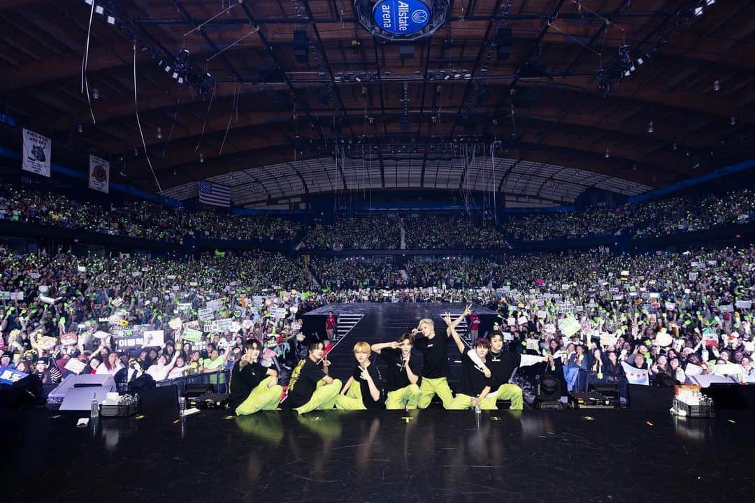 NCT DREAMさんのインスタグラム写真 - (NCT DREAMInstagram)「NCT DREAM TOUR ‘THE DREAM SHOW2 : In A DREAM’– in US #CHICAGO with NCTzens💚  #NCTDREAM #THEDREAMSHOW2 #CHICAGO #THEDREAMSHOW2_in_US #THEDREAMSHOW2_In_A_DREAM #NCTDREAM_THEDREAMSHOW2_in_US」4月8日 13時19分 - nct_dream