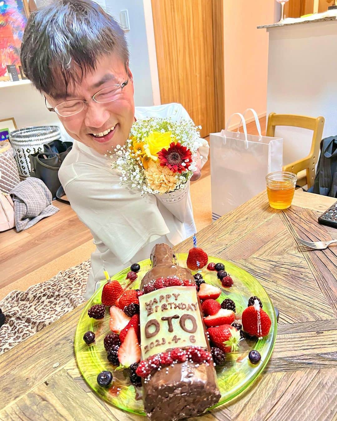 乙武洋匡さんのインスタグラム写真 - (乙武洋匡Instagram)「仲間たちに連日47歳の #誕生日 を祝ってもらいました。  ケーキは、ワイン好きの私のために友人がひと晩かけてつくってくれたもの。感激です😂  #バースデーケーキ #誕生日ケーキ #特製ケーキ #🎂 #🎂🎉」4月8日 13時27分 - ototake_official