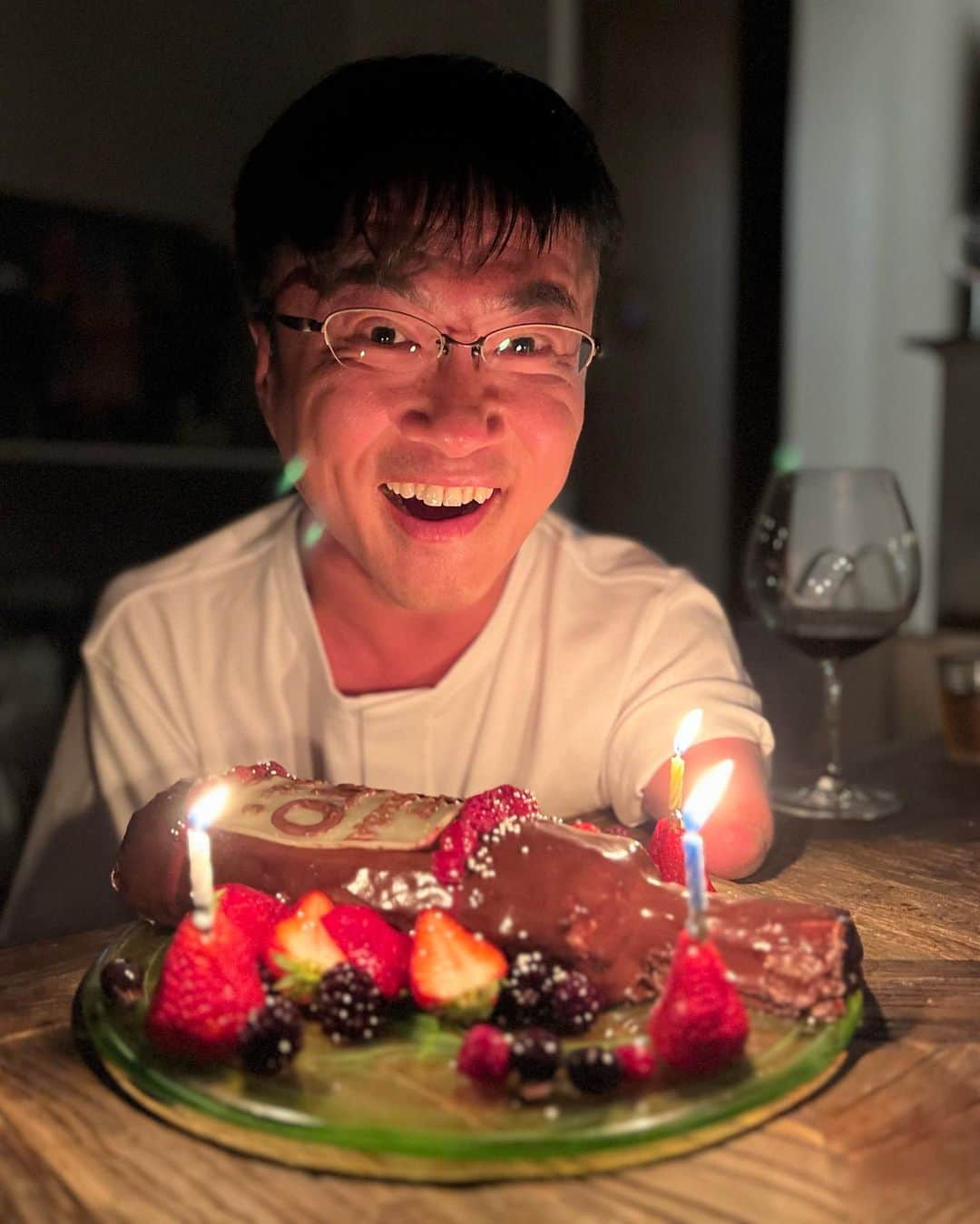 乙武洋匡さんのインスタグラム写真 - (乙武洋匡Instagram)「仲間たちに連日47歳の #誕生日 を祝ってもらいました。  ケーキは、ワイン好きの私のために友人がひと晩かけてつくってくれたもの。感激です😂  #バースデーケーキ #誕生日ケーキ #特製ケーキ #🎂 #🎂🎉」4月8日 13時27分 - ototake_official