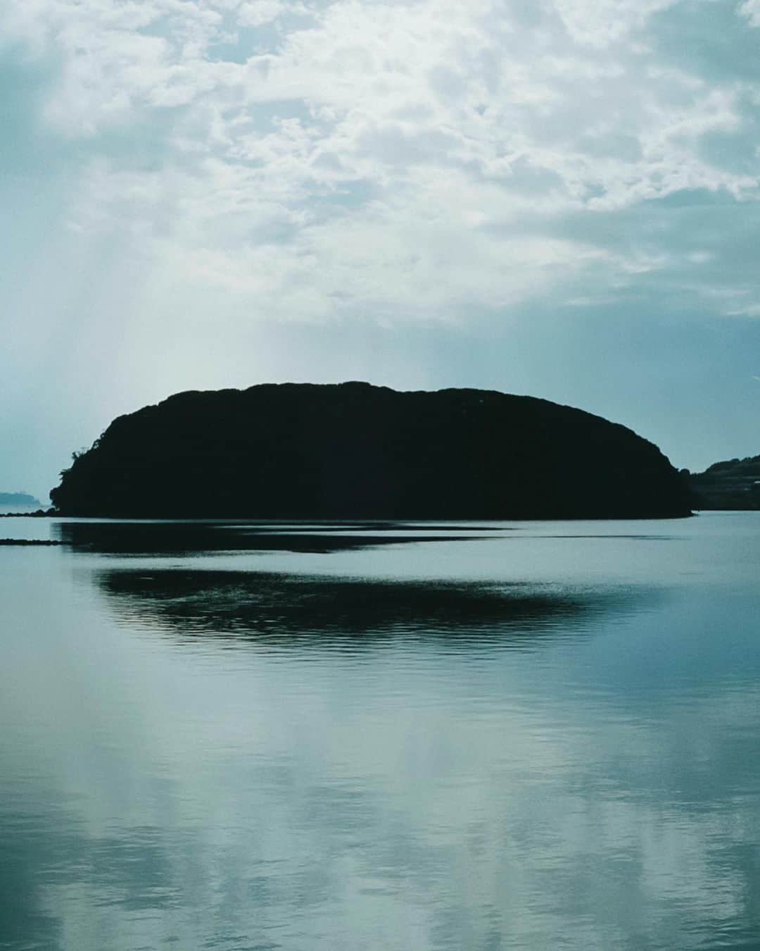 小川紗良さんのインスタグラム写真 - (小川紗良Instagram)「水面に映る影が大きな魚みたい。  #film #iland #sea #fish #阿久根」4月8日 13時30分 - iam_ogawasara