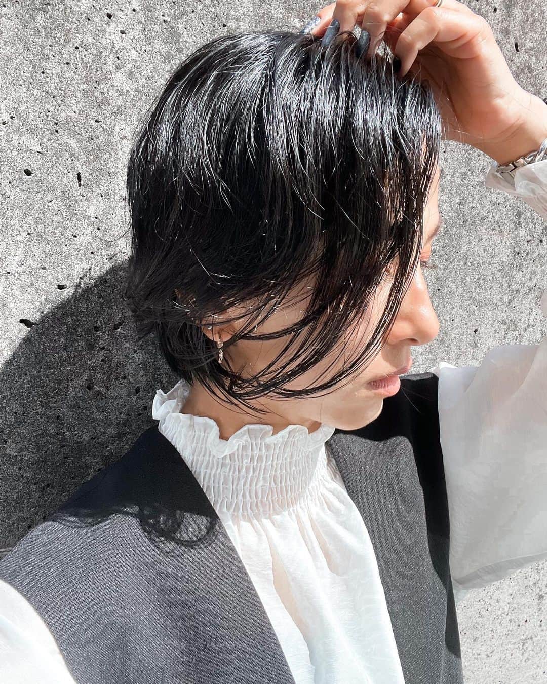 Hiiiiikoのインスタグラム：「✂︎ . . ギリギリまで染めるか切るか悩みバッサリ切った💇🏽‍♀️ 切って1週間経ったけど、 切らなきゃよかったなかなと🤣笑 また、頑張って伸ーばそ😀🔥  👧🏽👦🏾に、おばさん感が増すから短いの嫌だと言われた😀 悲し😀 . . #ショート#ショートヘア#ミニボブ#ヘアスタイル#入園式コーデ 黒髪#ママ#ママコーデ#ママファッション#入園式#4人のママ#女の子ママ#男の子ママ#30代」