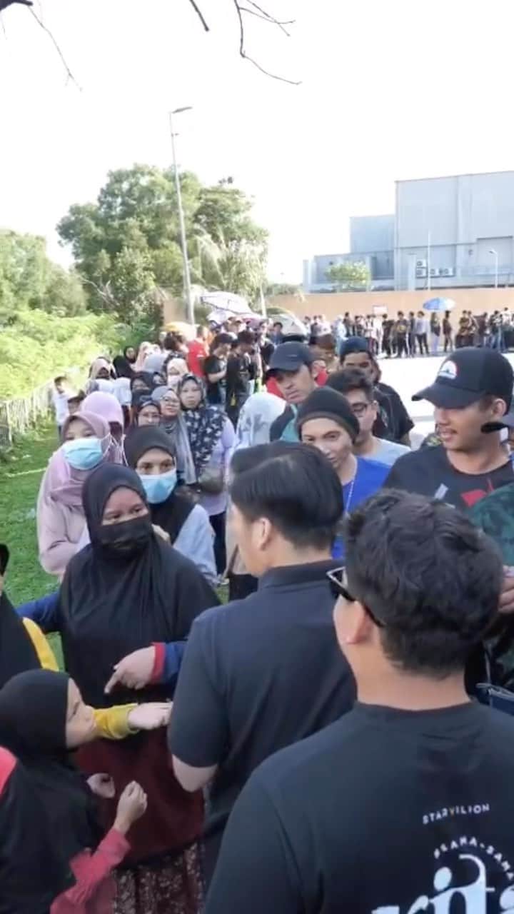 のインスタグラム：「Alhamdulilah gelombang ke 2 Baju Melayu Wak Doyok WD di butik Starvilion Shah alam seksyen 7.  Kali ini teratur untuk semua pelanggan yang hadir. Terima kasih support 🙏🏻 @starvilion」
