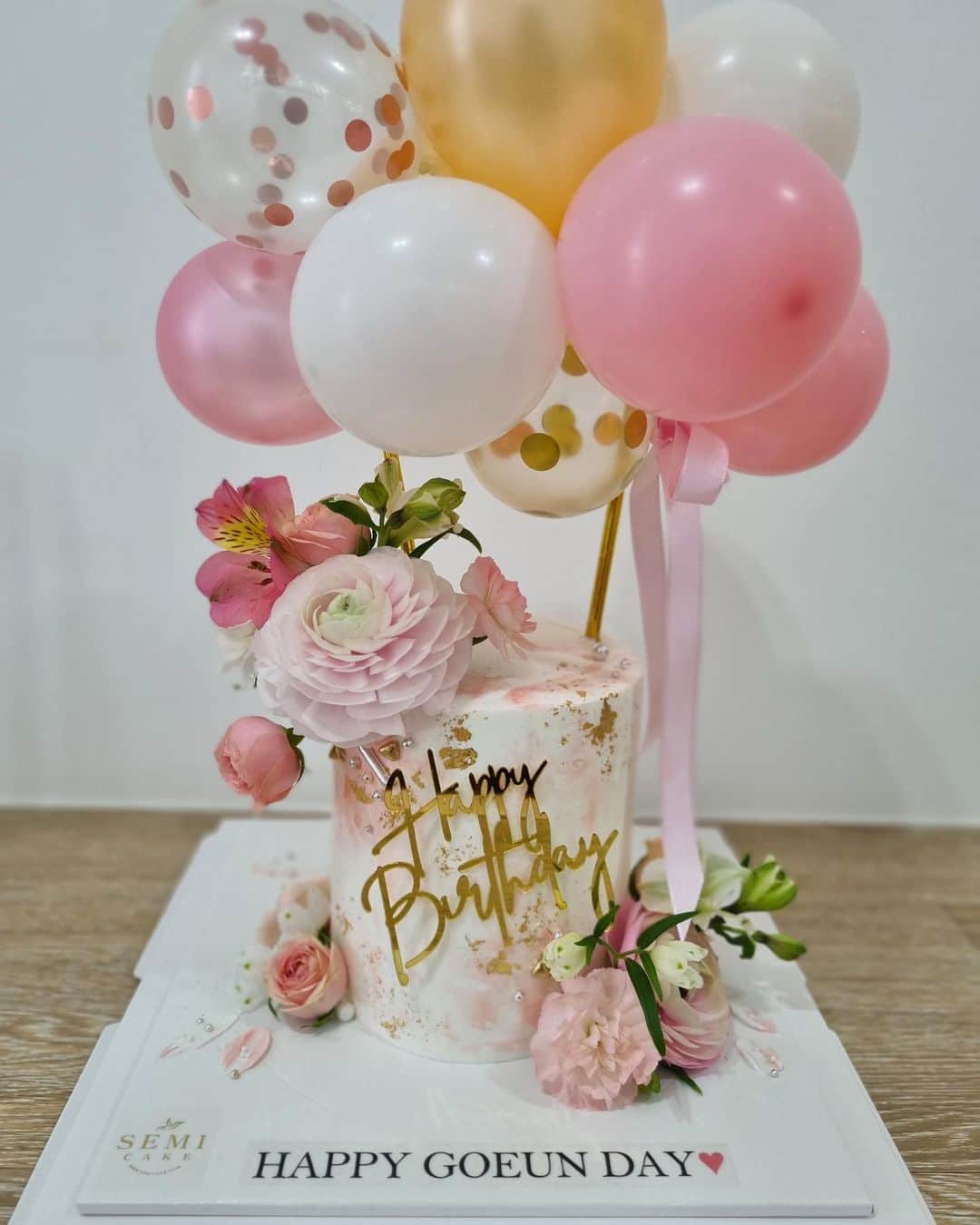 シン・ゴウンのインスタグラム：「생일기념  또 강릉여행. 여러분 절대 새벽6시 30분에 여행떠나지마세요.  사진찍을때마다 왜 열살많게나오는거지 ㅋㅋㅋㅋㅋㅋㅋ  2023.04.07 아주 즐거웠음💕  #강릉보헤미안 #강릉엔드투앤드」