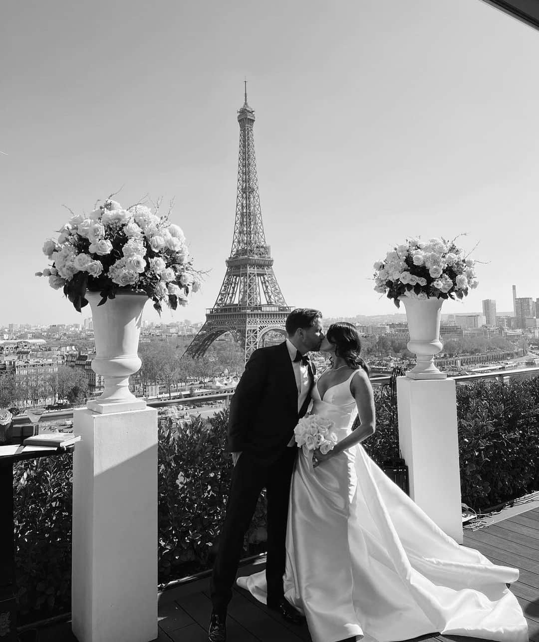 Steven Khalilさんのインスタグラム写真 - (Steven KhalilInstagram)「A magical wedding in Paris, Chloe wears the LUCA gown from the Les Amoureux collection.  #stevenkhalil #stevenkhalilbride」4月8日 13時43分 - steven_khalil