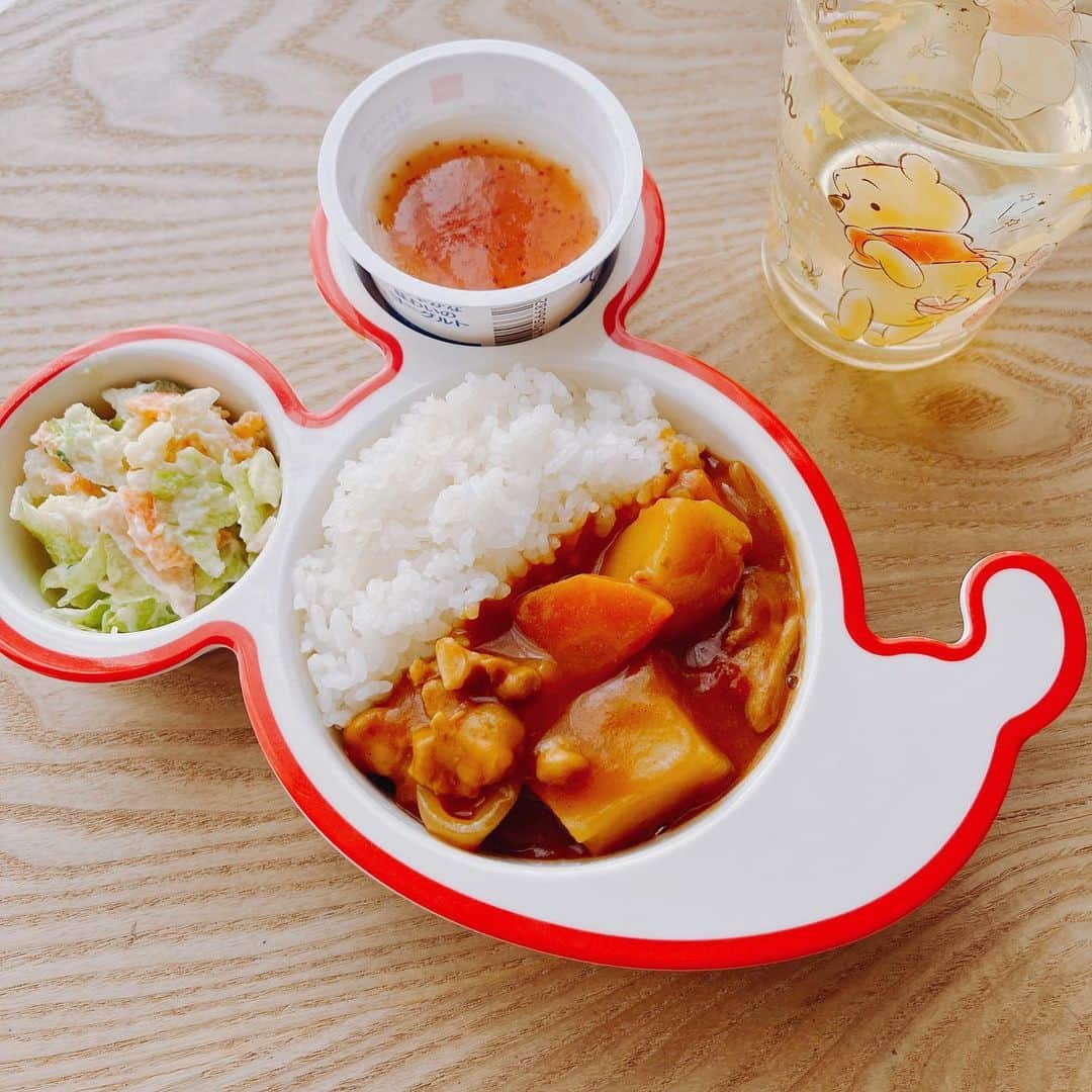 トテンのインスタグラム：「ディズニーランドのハングリーベアレストランでは、小さなスーベニアプレート付きのを一つ注文しました🍛  つむちゃんもたくさん食べるようになってきたのでこのお皿が使えるのは少しの間かもしれないけど…すごく欲しかったので嬉しい！😭←私が。  ところでハウス食品はディズニーリゾートのオフィシャルスポンサーですが、我が家のカレーもバーモントとジャワのブレンドです。 超お世話になっております🍛」