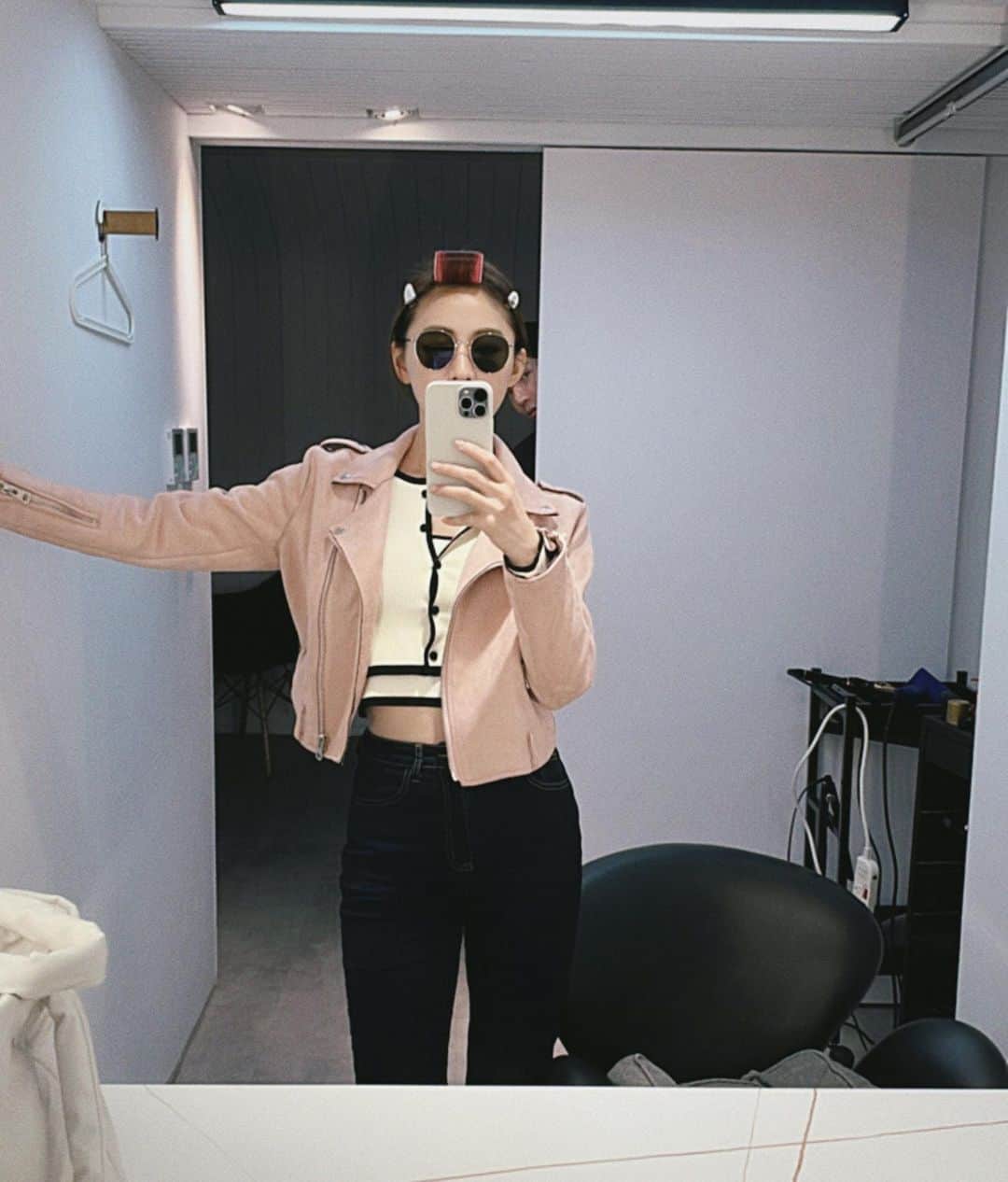 リャン・イーチェン（梁以辰）さんのインスタグラム写真 - (リャン・イーチェン（梁以辰）Instagram)「抵達髮廊妝髮前の標配🪿」4月8日 13時45分 - yi_chan_liang