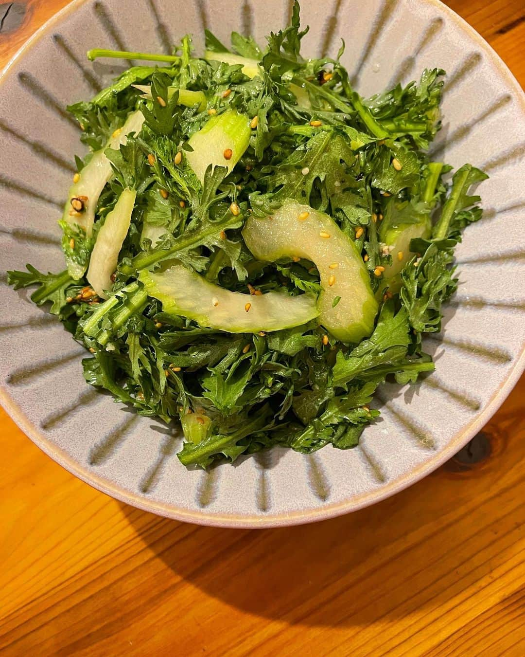 吉野千穂さんのインスタグラム写真 - (吉野千穂Instagram)「千穂飯🌿『春菊とセロリのごまサラダ』  別名『癖者好きに捧ぐサラダ』(笑)  香りが強い2つの野菜ですが 意外にもケンカせず共存してくれます🌿✨  そしてセロリはいまの時期にオススメの野菜です！ 季節の変わり目、ストレスによる不安や緊張をやわらげ、 気分をすっきりさせて頭痛の緩和にも有効です🌿  🌱春菊とセロリのごまサラダ 分量:2〜3人分 調理時間:10分  春菊　1/2袋 セロリ　1本100g  ⭐︎調味料 ごま油　大さじ1 酢　大さじ1 塩　小さじ1/3 こしょう　少々 おろしにんにく　小さじ1/4 白いりごま　大さじ1  ①食材を準備する [春菊]3〜4cm幅に切り、茎の太い部分は縦半分に切る。 [セロリ]筋を取り除き、斜め薄切りにする。葉は食べやすい大きさにちぎる。  ②調味料を混ぜる ・ボウルに⭐︎を入れて混ぜる  ③仕上げる ・②のボウルに春菊、セロリを加えてあえる  #千穂飯#おうちごはん#千穂飯レシピ#おつまみサラダ#春菊#春菊サラダ#セロリ#養生#養生ごはん#薬膳レシピ#春の養生#簡単レシピ#管理栄養士#フードスタイリスト」4月8日 13時46分 - chiho_yoshino