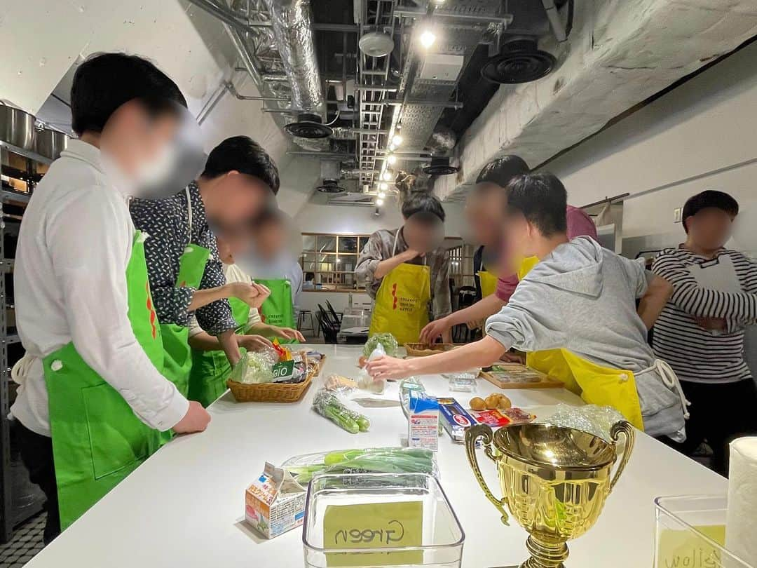 クック井上。さんのインスタグラム写真 - (クック井上。Instagram)「コロナ前は50社参加企業対抗形式で開催されていました(1枚目)。 こんな風にまた大人数で開催できる日も遠く無い？  →→→swipe→→→  (✔︎美味しさ✔︎見た目)＋(✔︎クリエイティブさ✔︎ゴミの量) 選んだ食材＋ランダムに配られた食材、調理時間は45分！  今年クックパッドに入社した新卒の方の研修を兼ねた料理大会 『クリエイティブクッキングバトル』MCしてきました！(2枚目以降)  クリエイティブクッキングバトルはエンタメ型料理対決なのに、フードロス削減のヒントも体感でき相変わらず素晴らしいコンセプト。  今回もドイツのグミ「HARIBO ハリボー」で甘みを加えたスープも飛び出して、お料理の楽しさの可能性は∞！  #クックパッド #cookpad #新卒 #新入社員 #新入社員研修 #ccb #クリエイティブクッキングバトル #フードロス #SDGs #料理 #料理レシピ #レシピ #食品ロス #フードロス #魚料理 #レシピ #料理好きな人と繋がりたい #料理男子 #野菜ソムリエ #アスリートフードマイスター #フードコーディネーター #食育インストラクター #こども成育インストラクター #料理研究家 #料理男子 #クック井上。」4月8日 13時56分 - cook_inoue