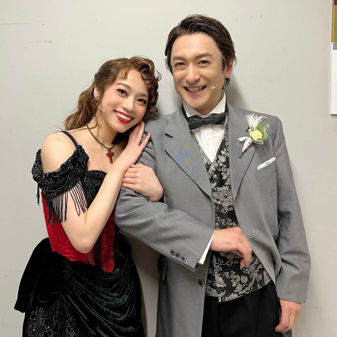 真彩希帆のインスタグラム：「みなさま、こんばんは🌜  「ジキル&ハイド」  愛知県芸術劇場大ホールでの公演を一足早く （初日でもあり千穐楽の日）を迎えさせていただきました🌿✨  とても広く、音が素晴らしく響く 客席が5階まである劇場！！  沢山のお客様がいらしてる様子に 涙がでそうでした🥲こらえた！笑  ここにくると、 何故か宝塚大劇場で歌っていたことを思い出します☺️ また来たいなぁ🌷  そしてそして！！  なんと本日名古屋にて #石丸幹二 さん @team_kanji_ishimaru  ヘンリーさんとのお芝居が千穐楽でした😳  私は中学生の時、幹二さんにシアタークリエの楽屋口で  「今、宝塚の男役さんになりたくて頑張ってます！ミュージカルが大好きで、ミュージカルの世界に入りたいですっ👦🏻✊🔥」とお話しし  「おぉ〜！そうなんだ！！頑張れ〜！待ってるよー☺️」 と優しいお言葉をいただいた事がありました。  まさか今回、 夢のような共演が叶い本当に嬉しかったです🙏🏻🥲💓  ずっとずっと変わらず、ハンサムでお優しい幹二さん。 歌声も、懐も、海のように広く深く。  ジキルの優しさも、ハイドの寂しさも近くで勉強させて頂けて幸せでした。  ルーシーの役についてのヒントも、 お稽古場から沢山頂き、本当に感謝でいっぱいです！🥲📕  またどこかでご一緒できるよう頑張るぞー✊🔥🔥🔥  次は山形！！私はあと3公演！ 大事に楽しみます💓  #ジキルアンドハイド  #石丸幹二 さん #スーパーハンサムガイ💥 さん #魔法使い🪄 さん  お写真撮る時 「舞台でルーシーとはこのポーズは出来ないけどせっかくだからね😉」と腕を差し出してくださいました🥹💓優しいっ！  #真彩希帆」