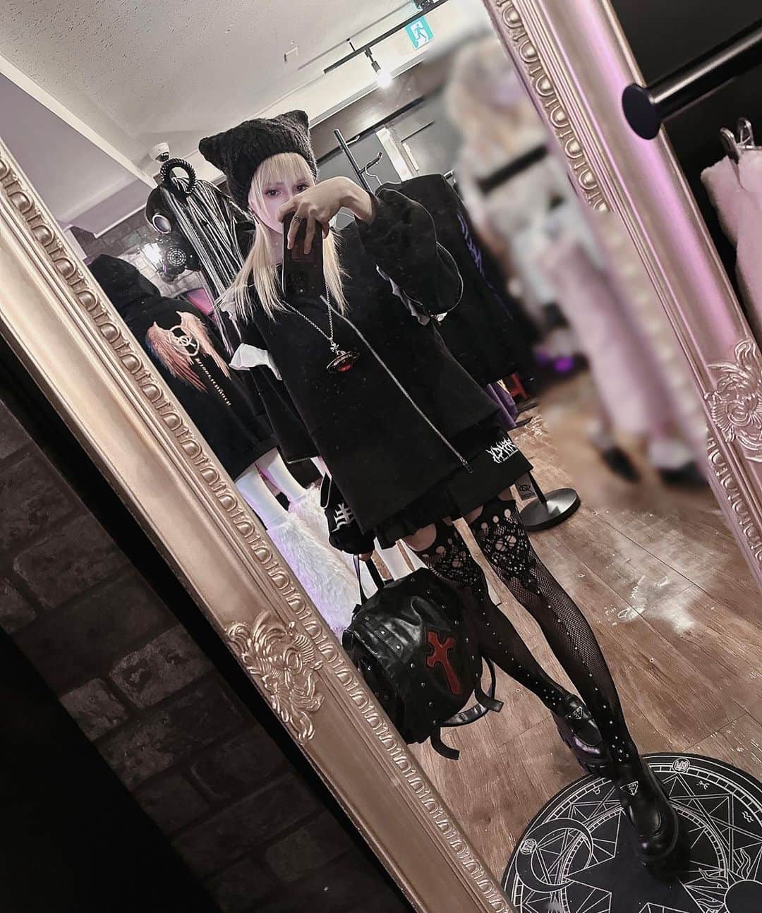 赤木クロのインスタグラム：「KRYさんのレセプションパーティーに行ってきました🖤 明日から原宿竹下通りにてOPENだそうで楽しみ…！！  #japanesegirl #日本  #일본여자 #코스프레 #그라비아 #角色扮演遊戲　#jfashion #harajukustyle #blackcode #原宿ファッション #punkgirl #kry」