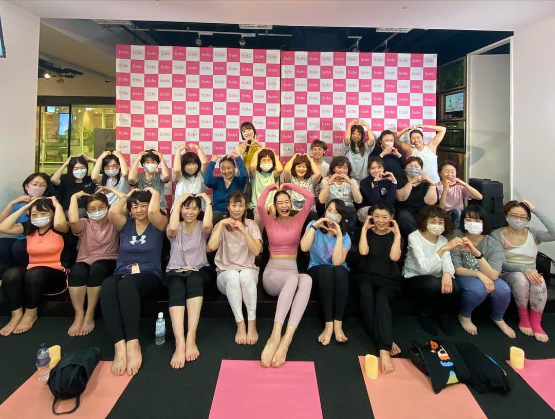 のインスタグラム：「Bodis🌸1000名の オンライン参加の皆さんとリアルでご参加頂きました 皆さんとヨガを通して笑顔で繋がることが出来ました🙏  コロナ禍になってから初めてのマスクなしOK！！ 皆さんの笑顔を実際見る事ができ、 スペースをあけないといけない決まりもなく ハイタッチもエアーではなく🥹👍👍 とても自由で楽しくヨガする事が出来ました。  本当に嬉しいことです。 以前は当たり前だった事にも改めて感謝出来る。 幸せを感じられる。 何年か経ってもこの日の嬉しかった気持ちを忘れず 大事にしていきたい✨✨  また必ず全国のスタジオの皆さんに会いに行きます。 九州や関西や…いろんな場所で出会った皆さんが、 本当に恋しい！待っててください💛💛💛  #yoga #yogawear @leany.shop   #美肌ヨガ #ボディーズ #ヨガ #ヨガウェア #ピンク」