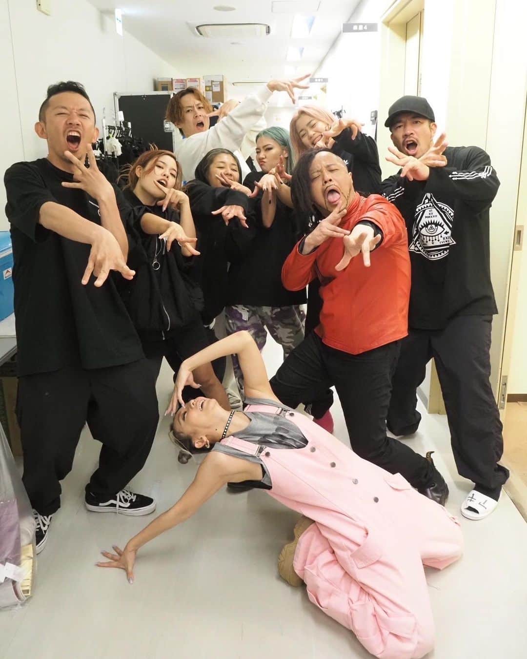 倖田來未のインスタグラム：「. 愛知公演1日目！ まさかのWWEの中邑真輔選手？！！！ ではなく、モノマネ芸人さんの河口こうへいさんでした！ ロスで会いたかった、中邑真輔さんに会えて感無量！笑笑 ⁡ あ。リーダーもきてたー！笑笑 またもや、ミーモの差し入れが、人でした！笑笑 今回ミーモ、全公演くるんとちゃうか？！ 並に来てくれてます！！笑笑 ⁡ ちょとちょと、1日目2公演ともめちゃめちゃ盛り上がって、最高すぎたんですけど！！！！ 明日の公演も楽しみすぎるる！！！！ みなさん、明日1公演目monsteR は12時からです！笑笑 ぶち上がりましょう！！！ ⁡ ps あたしがいつも緊張しすぎるので楽屋はお家のようにリラックスできる環境を作っています。 みーも @misono_koda_official の粋な計らいで楽屋でリラックスできるようにと笑いを提供してくれたのであった。 ⁡ #KODATOUR23 #kodakumi #倖田來未」