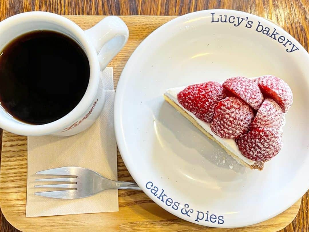 結城さなえさんのインスタグラム写真 - (結城さなえInstagram)「ストロベリータルト @lucysbakery_official さんの April special♡  この見た目、 か、かわいすぎる💕💕 そして、 美味しそうすぎる👏🏻  むふふふん。 春を満喫いたしました。 ごちそうさまでした。  #cake #tart #pie #american #sweets #strawberry #strawberrytart #スイーツ　#タルト #いちご　#ケーキ #cakeoftheday  #spring #2023」4月8日 23時25分 - yuukisanae