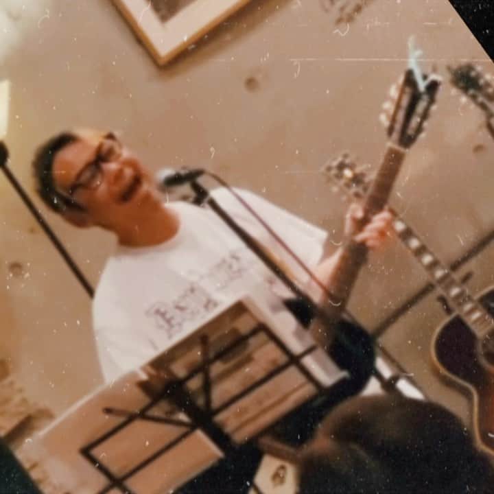 のインスタグラム：「昨夜は宇都宮カフェまつぼっくりアコLIVEありがとでした！  声は年々ガサガサが増してますが😅新しい音楽への情熱も年々マシマシです🔥  スターベムズ初披露の新曲も予定している下北レッグ公演が、いよいよ1週間後！タイミング合えば一緒に新しい風を吹かせましょう✊  https://eplus.jp/sf/detail/3815910001-P0030001」