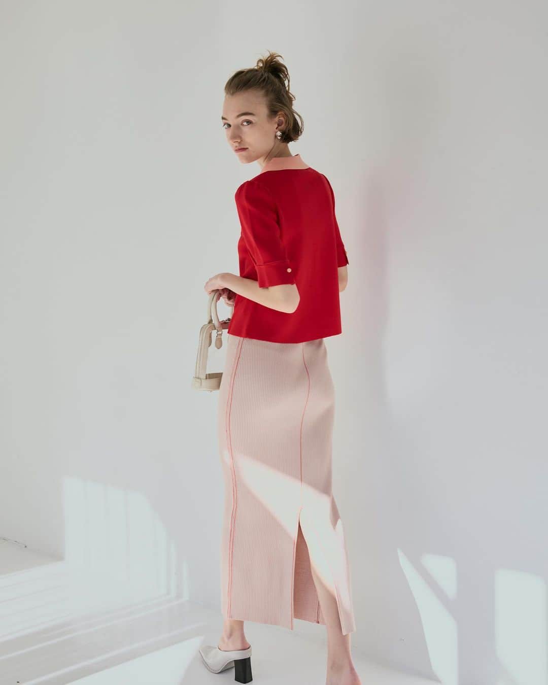 COCO DEALさんのインスタグラム写真 - (COCO DEALInstagram)「赤×ピンクのポップな配色が目を引く、90’sのスクールガールを 彷彿とさせるえりつきニット。トップスと色みをそろえた 配色ラインのニットスカートで、統一感のあるスタイリングに。  #cocodeal #ココディール」4月8日 23時27分 - cocodeal_official