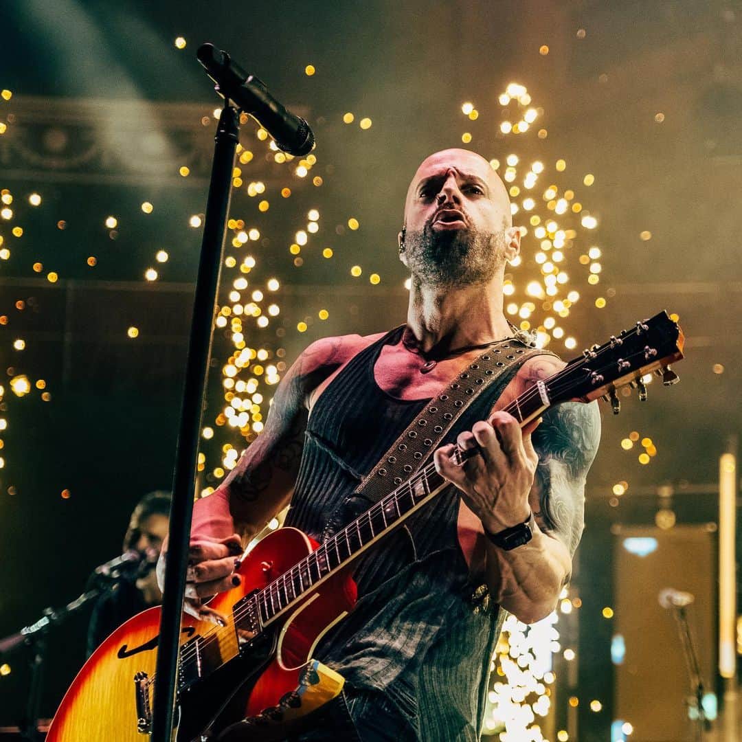 クリス・ドートリーのインスタグラム：「✨@royalalberthall #London 03.27.23  #chrisdaughtry #daughtry #uk photo: @hrv_images」
