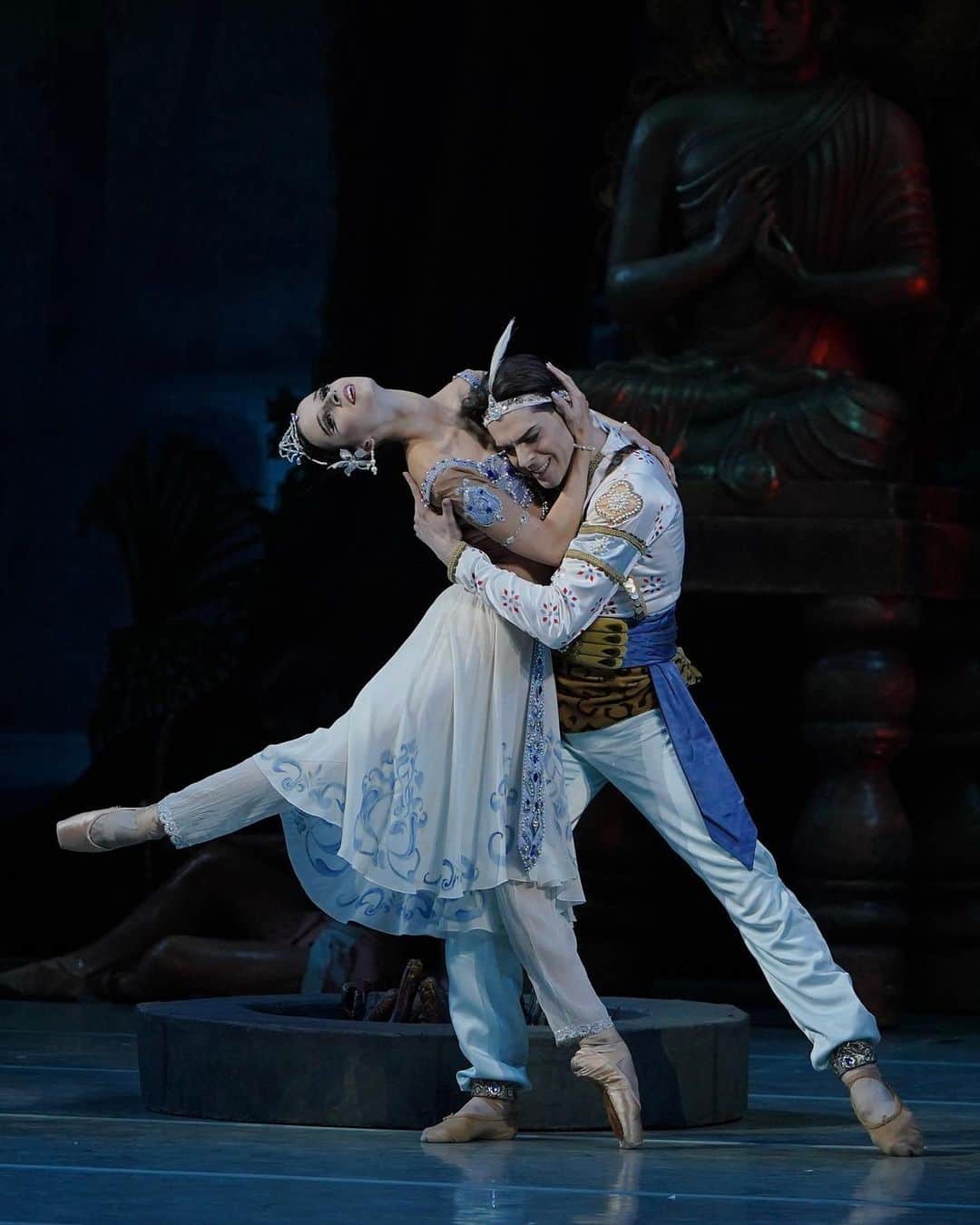 マリア・コーレワのインスタグラム：「And LOVE is the greatest gift of all. “Bayadere” delivers it loud and clear 🤍 Like honestly, you get to live through an insanely beautiful and tragic love story over the course of 3 hours that makes you question real-life relationship values…  But the fairytale ends and we’re all back to reality and that’s the magic of it!  Grateful to dance together with such professional partners like @vladimir_shklyarov 🙏🏻 As always beautifully captured moment by @anfffoto   Любовь - великая сила. «Баядерка» это передает ясно и понятно, оглушительно и до слез 🤍 За три часа проживаешь историю жизни и любви, которые заставляют задуматься о ценностях в реальных отношениях… Сказка заканчивается, актеры возвращаются в свой мир, и в этом главная магия и радость театра! Благодарна за возможность танцевать с такими профессионалами, как @vladimir_shklyarov 🙏🏻 Замечательный момент спектакля поймал, как всегда, Саша @anfffoto」