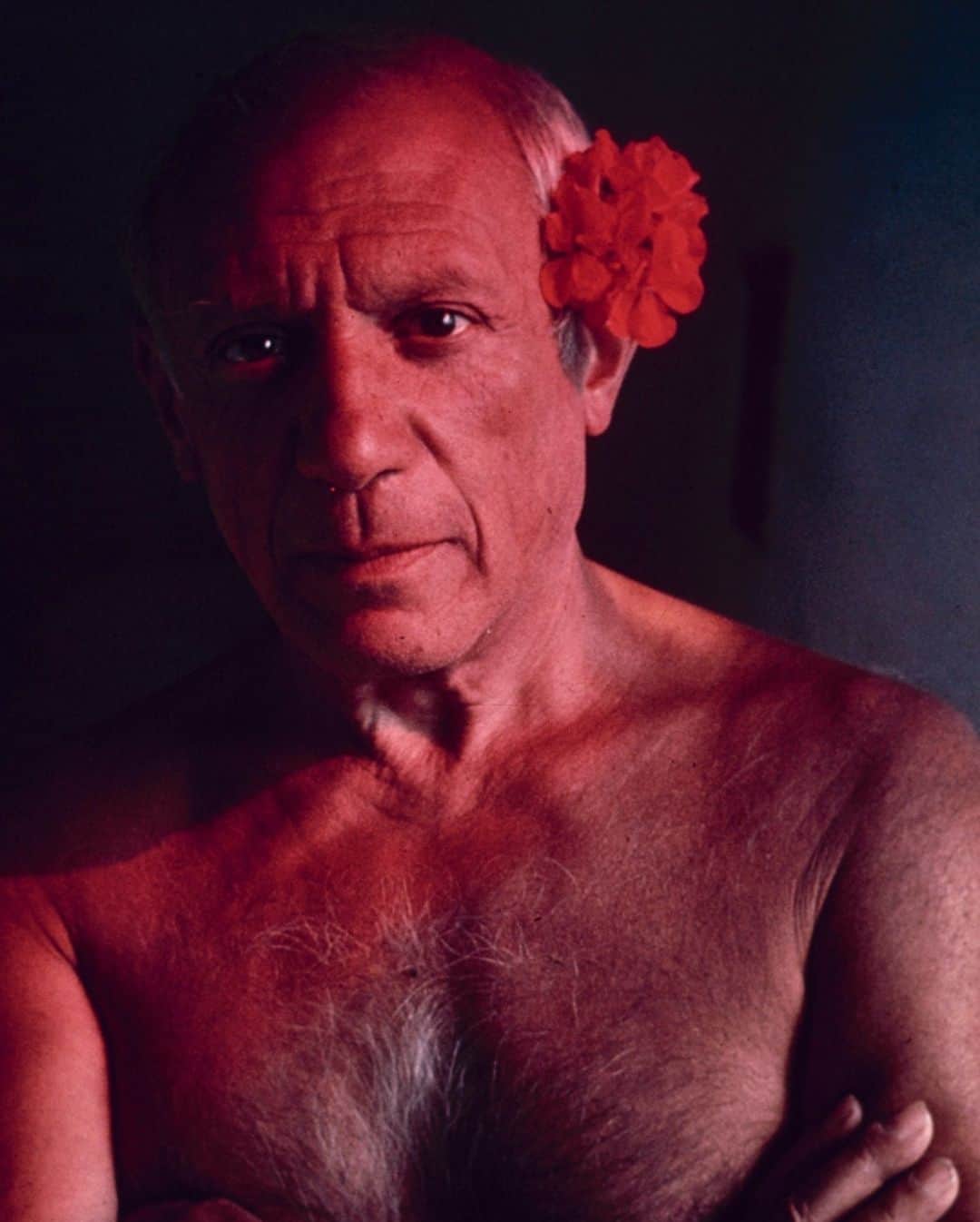 lifeのインスタグラム：「Today marks 50 years since the death of Spanish artist Pablo Picasso.  At 91 years old, the figurehead of 20th‐century art, passed away at his hilltop villa of Notre Dame de Vie in Mougins, France.   LIFE photographer Gjon Mili had the honor of photographing Picasso several times throughout his life, and the meeting of these two creative craftsmen resulted in something extraordinary. Click the link in our bio to see more photos taken by Mili of the prolific Picasso!  (📷 Gjon Mili/LIFE Picture Collection)   #LIFEMagazine #LIFEArchive #GjonMili #PabloPicasso #Artist #LightDrawings #Painter #ContemporaryArt」