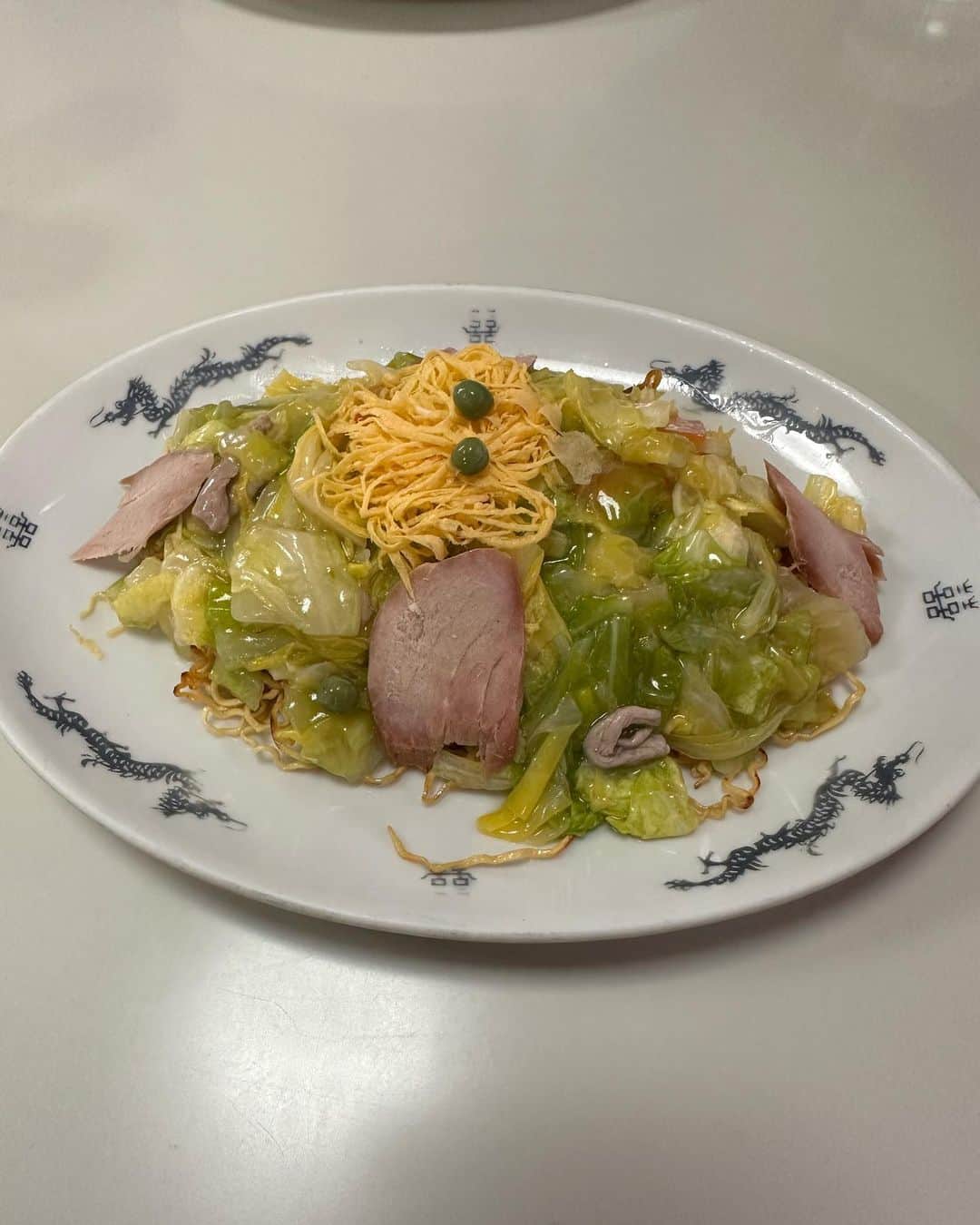 加藤紀子のインスタグラム：「大好物の焼きそばに再会出来て ウヒウヒだったのに びんずる尊者像がニュースで知った通りいらっしゃらなくて 仁王門で思わず仁王顔した、長野デー。  でも今、存分に広がる星空のおかげで 穏やかな顔に。 最高リフレッシュ頂いてます😊  #善光寺」