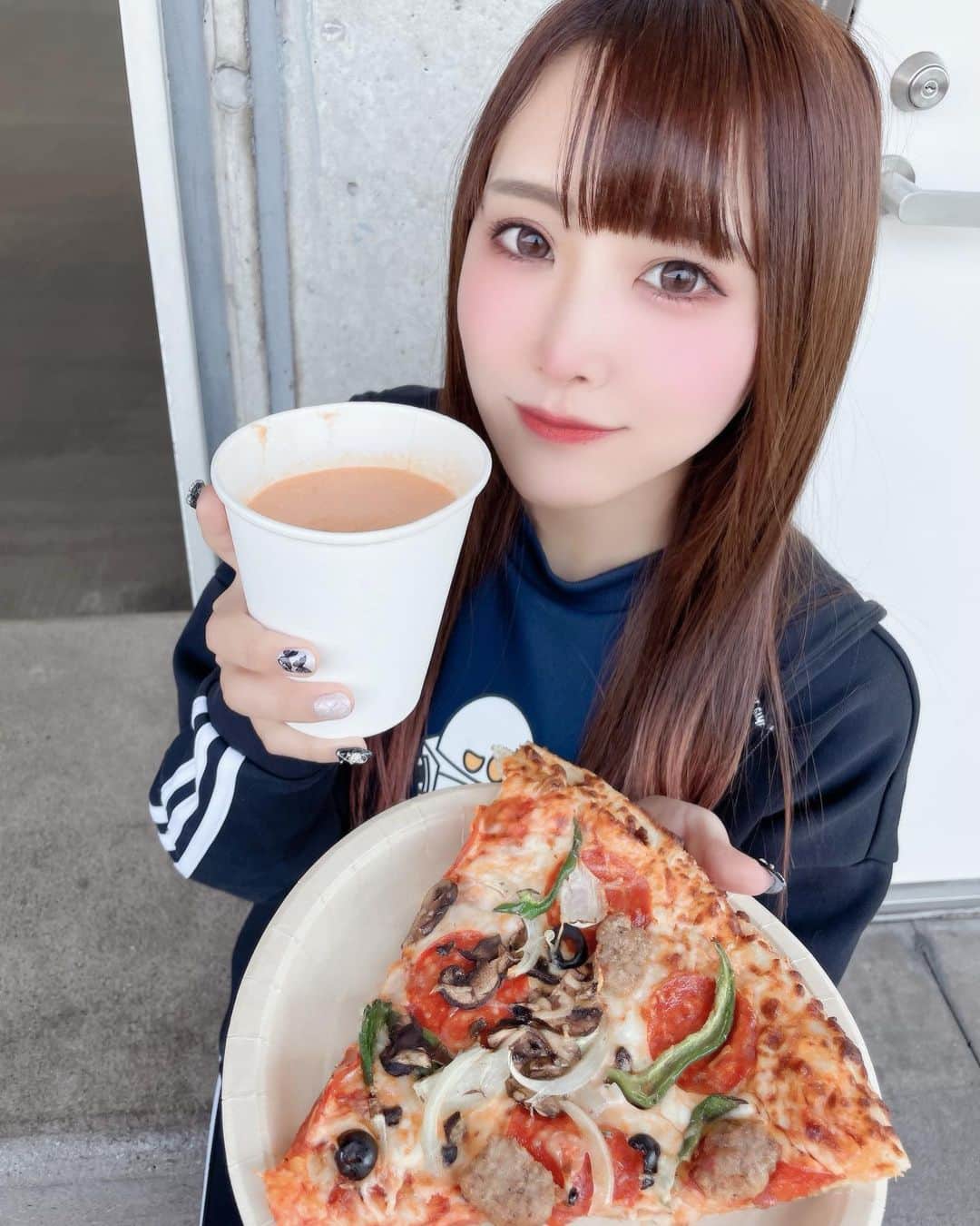 熊本美和さんのインスタグラム写真 - (熊本美和Instagram)「おやくまʕ•ᴥ•ʔ . . #おやすみ #goodnight #🌙 #おやくま #コストコ #COSTCO #takeout #テイクアウト #pizza #ピザ #シュリンプ #スープ #tokyo #japanesegirl #fff #likesforlike #selfie #followme #すきぴ」4月8日 23時34分 - miwa_babyb