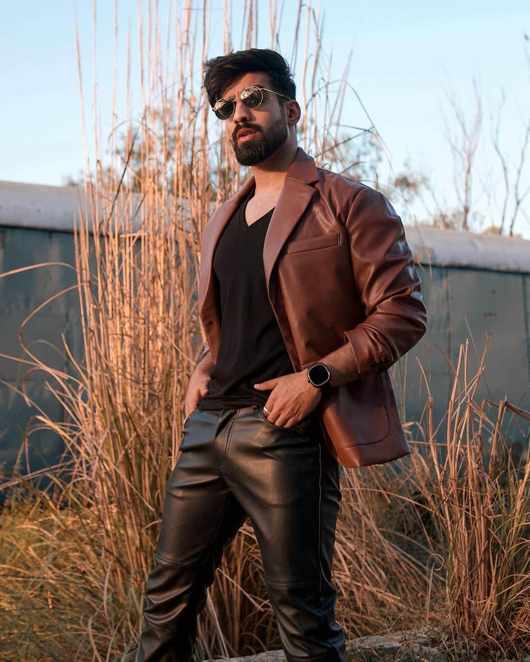 Karron S Dhinggraさんのインスタグラム写真 - (Karron S DhinggraInstagram)「The Leather Edge🦅 . . #TheFormalEdit  #leather #leatherblazer #blazer #menwithclass #poses #brown #menwithstyle #indianstyle #clasy #dapper #styleinspo #dapper #mensfashion #potd #indianblogger」4月8日 23時36分 - theformaledit