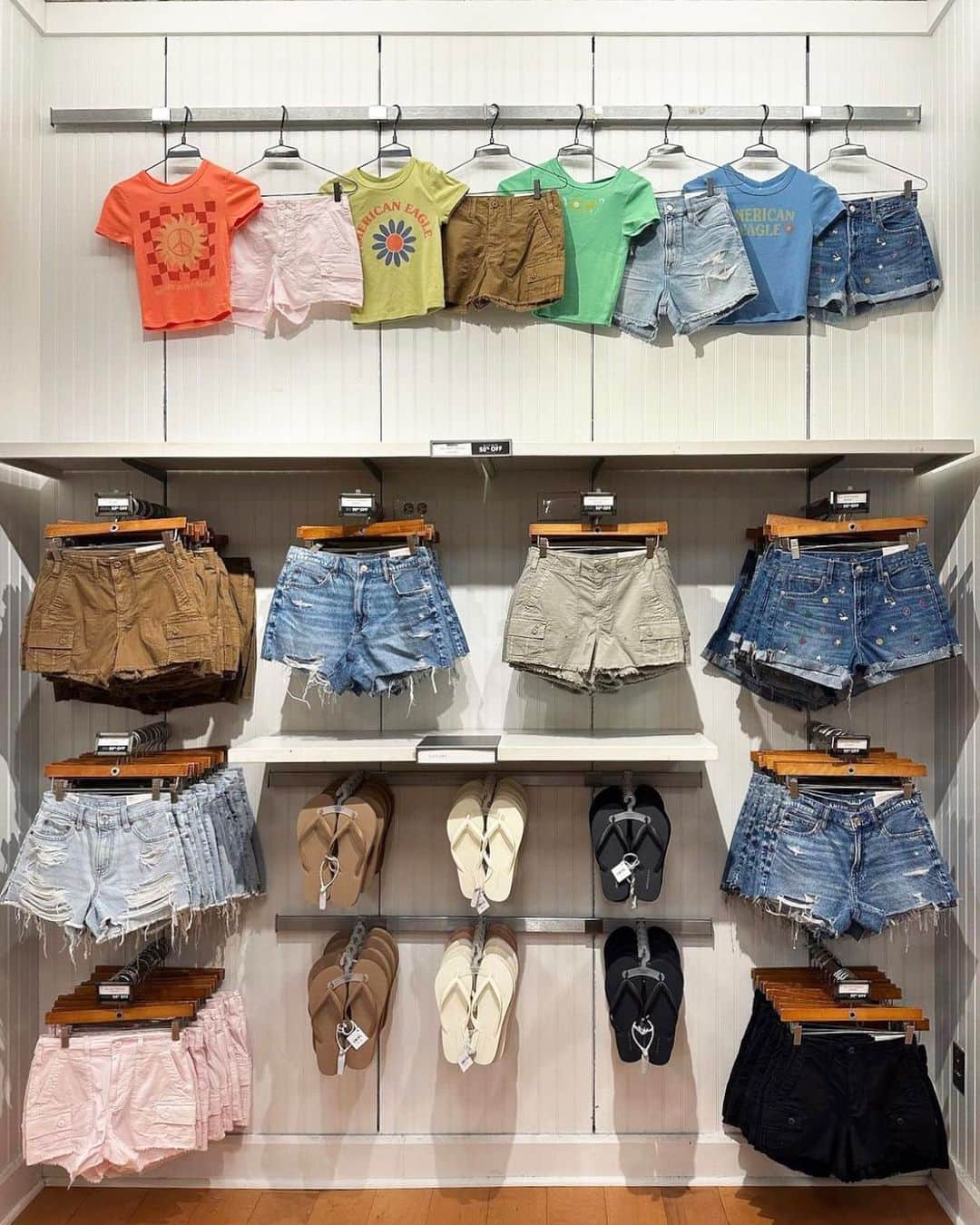 American Eagleさんのインスタグラム写真 - (American EagleInstagram)「crop top + shorts szn is so close we can almost taste it 👅 shop all must-haves now 🫶 @aeolongviewmall」4月8日 23時36分 - americaneagle