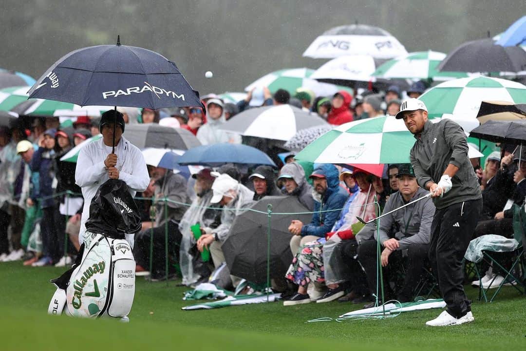 ザンダー・シャウフェレのインスタグラム：「🥶 and ☔️ conditions to finish round 2. Round 3 to follow 👊🏽」
