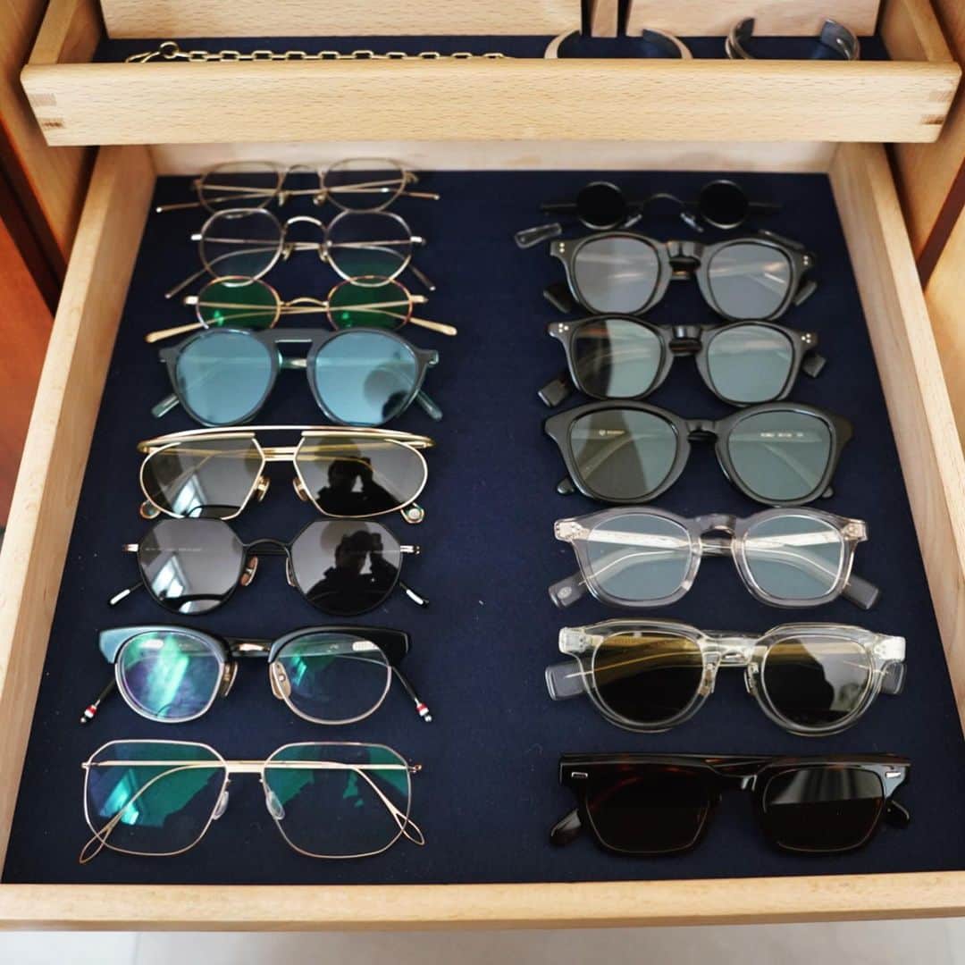 並木一樹さんのインスタグラム写真 - (並木一樹Instagram)「vintage cabinetの中にeyewearは収納しています🕶🕶🕶  #AHLEM #yuichitoyama  #guepard #buddyoptical」4月8日 23時39分 - casi_namiki