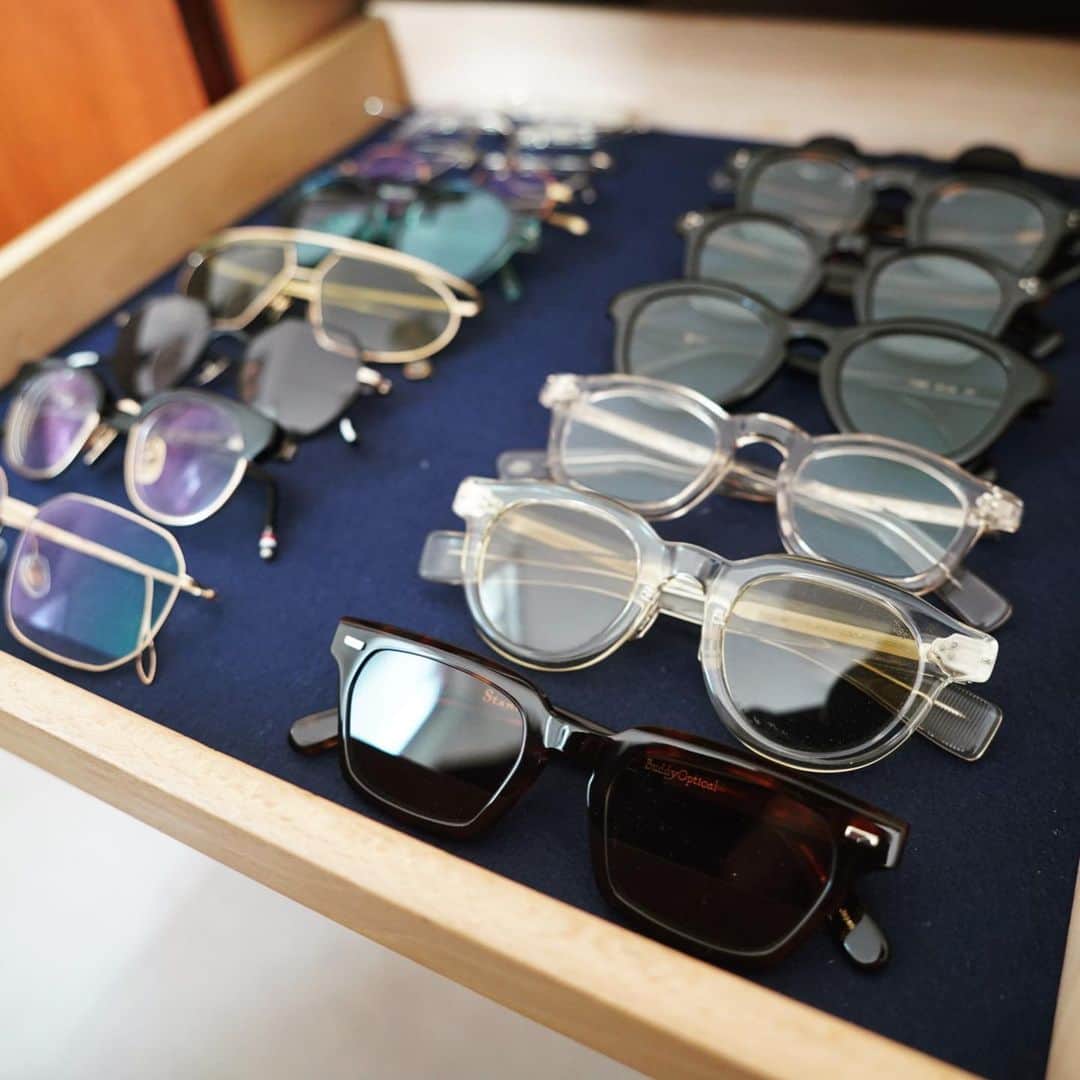 並木一樹さんのインスタグラム写真 - (並木一樹Instagram)「vintage cabinetの中にeyewearは収納しています🕶🕶🕶  #AHLEM #yuichitoyama  #guepard #buddyoptical」4月8日 23時39分 - casi_namiki