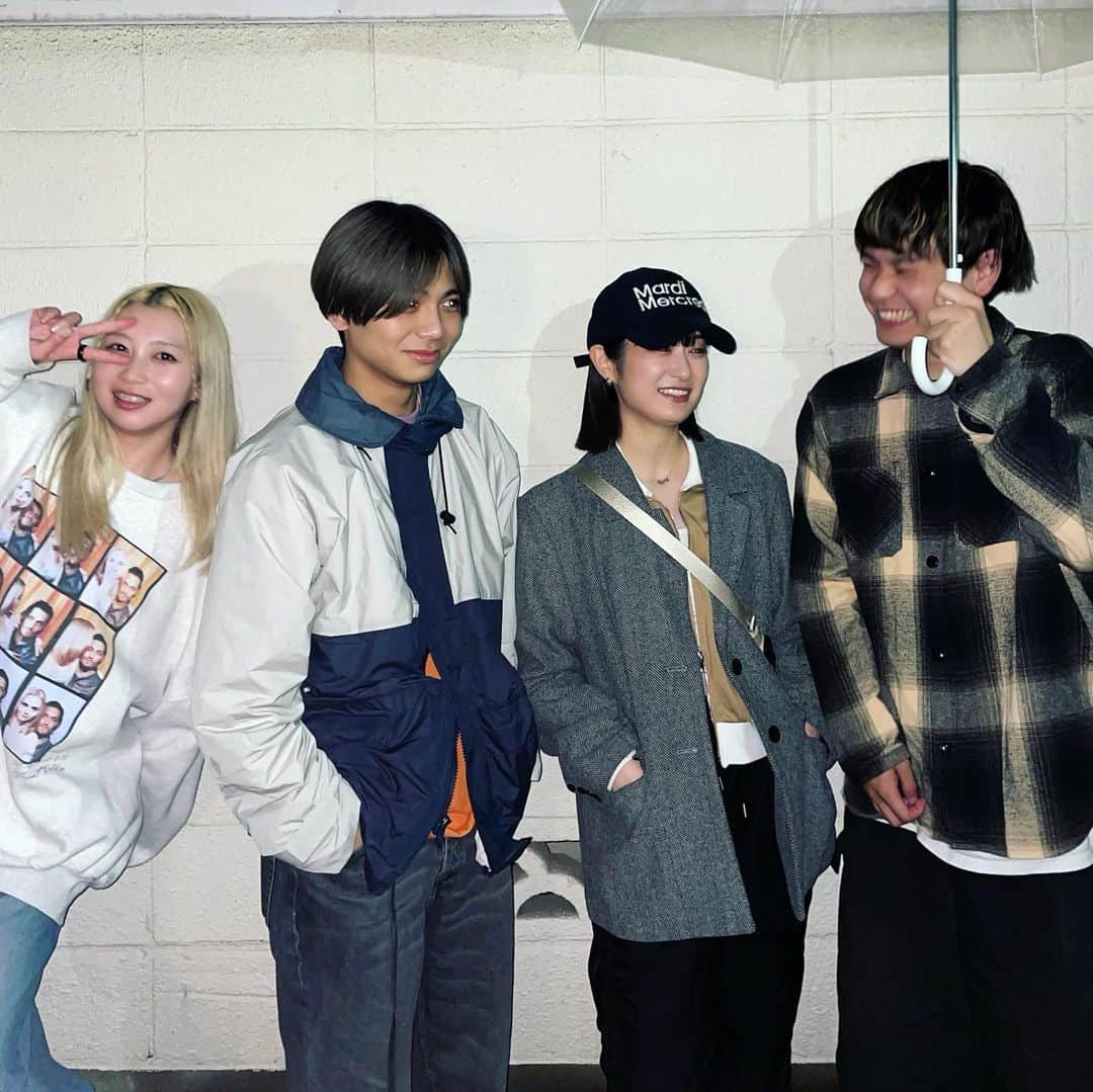 れいなかやま。のインスタグラム：「「suga/es × she said Horny」  昔の仲間と8年越しに、またライブハウスの同じステージに立つ事が出来るってバンドって最高だなーと。  まよから「今度対バンしよう」って言われて 本当に対バンできる事になって、でも実は裏でTikTokで俺らのこと見つけたのあてぃんが対バンしたいって言ってくれたっても嬉しかったっす！  次対バンする時はお互い売れようと誓いを立てた夜でした。お互い頑張ろう👏🏻」