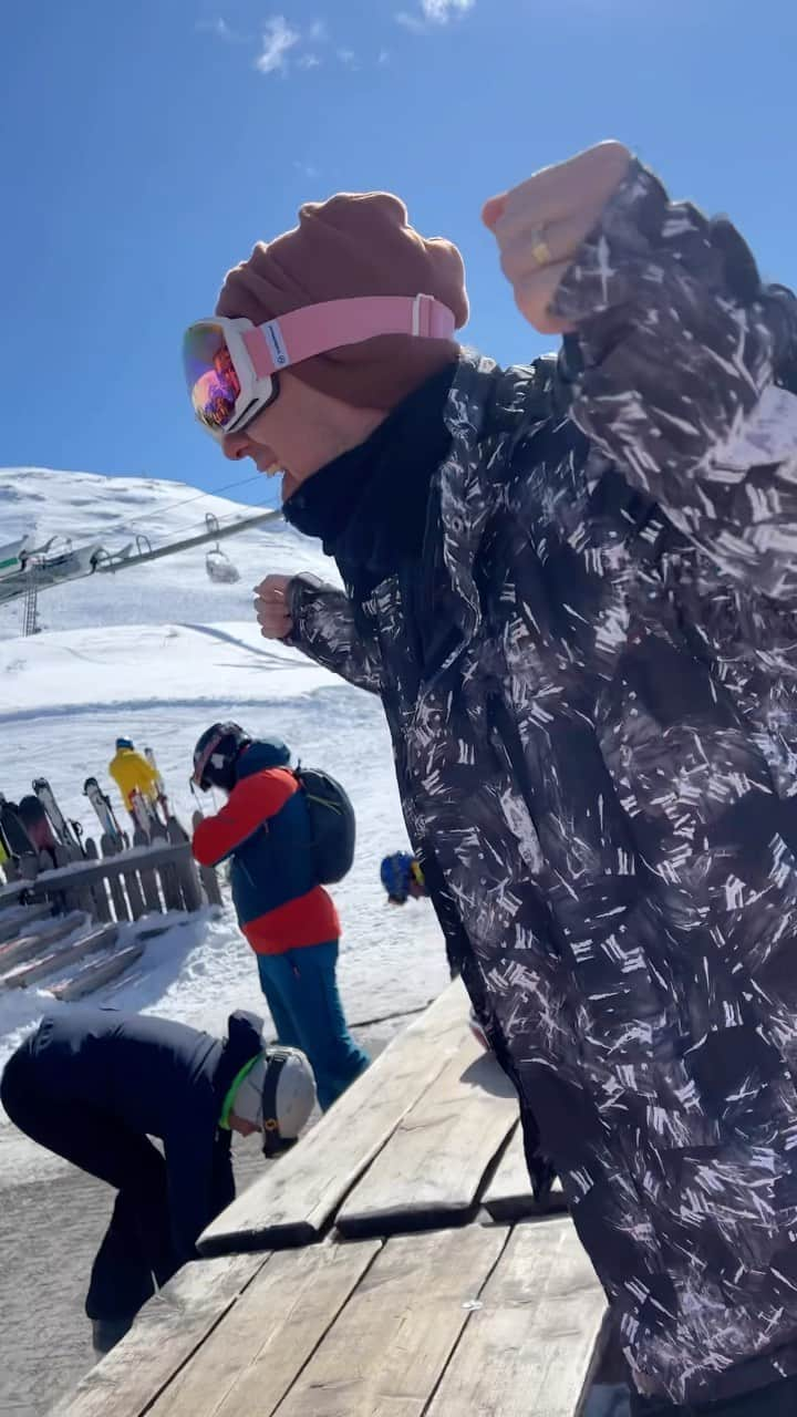 オレクシイ・ビチェンコのインスタグラム：「🤟🏼Party in Alps 🤩🎿 • • #alps#alpineskiing#party#livigno#italy#ski#mottolino#carosello3000#adventure#explore#reels#viral#snow#mountains」